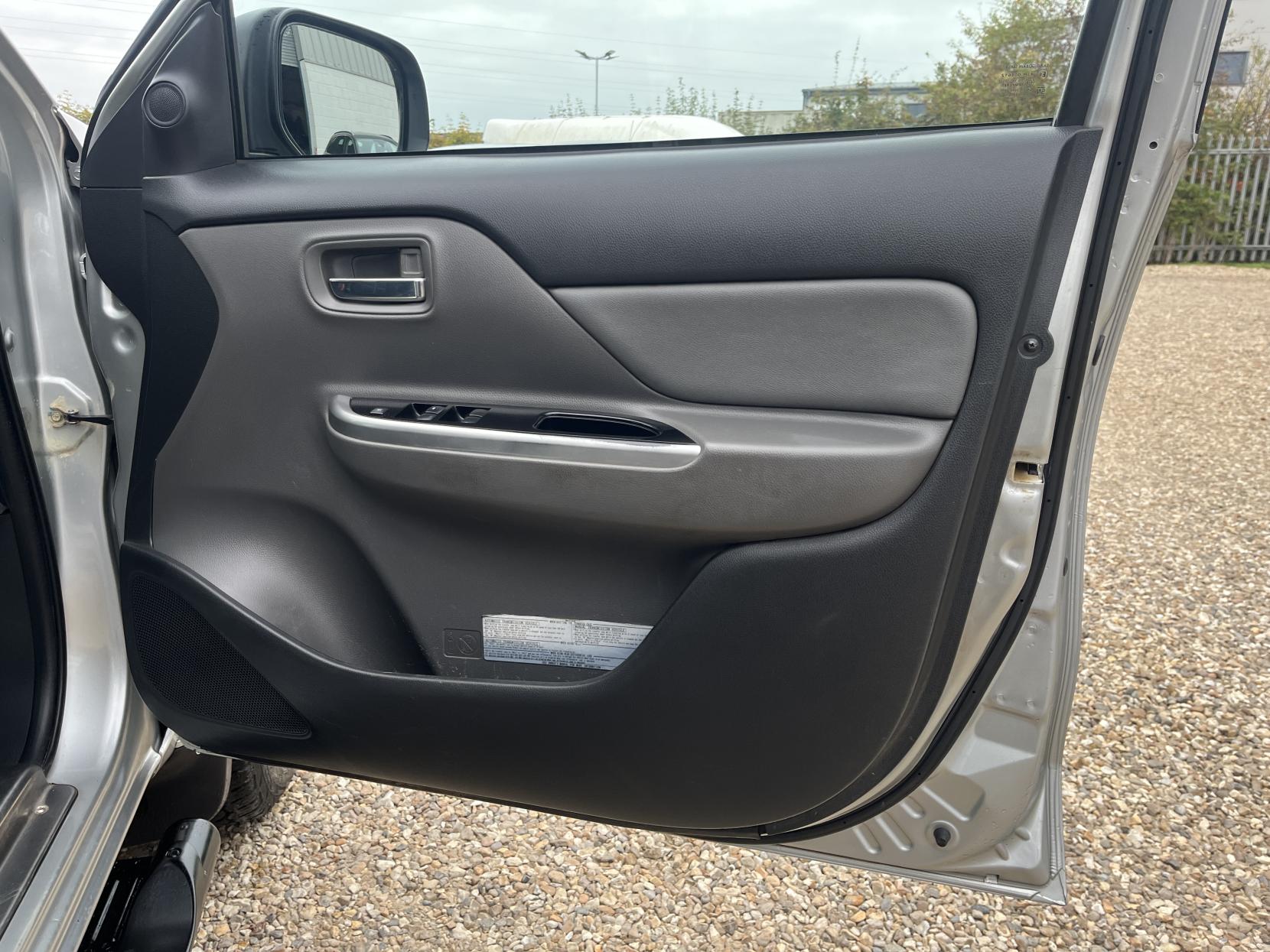 Mitsubishi L200 2.4 DI-D DC Barbarian Pickup Double Cab 4dr Diesel Auto 4WD Euro 5 (178 ps)