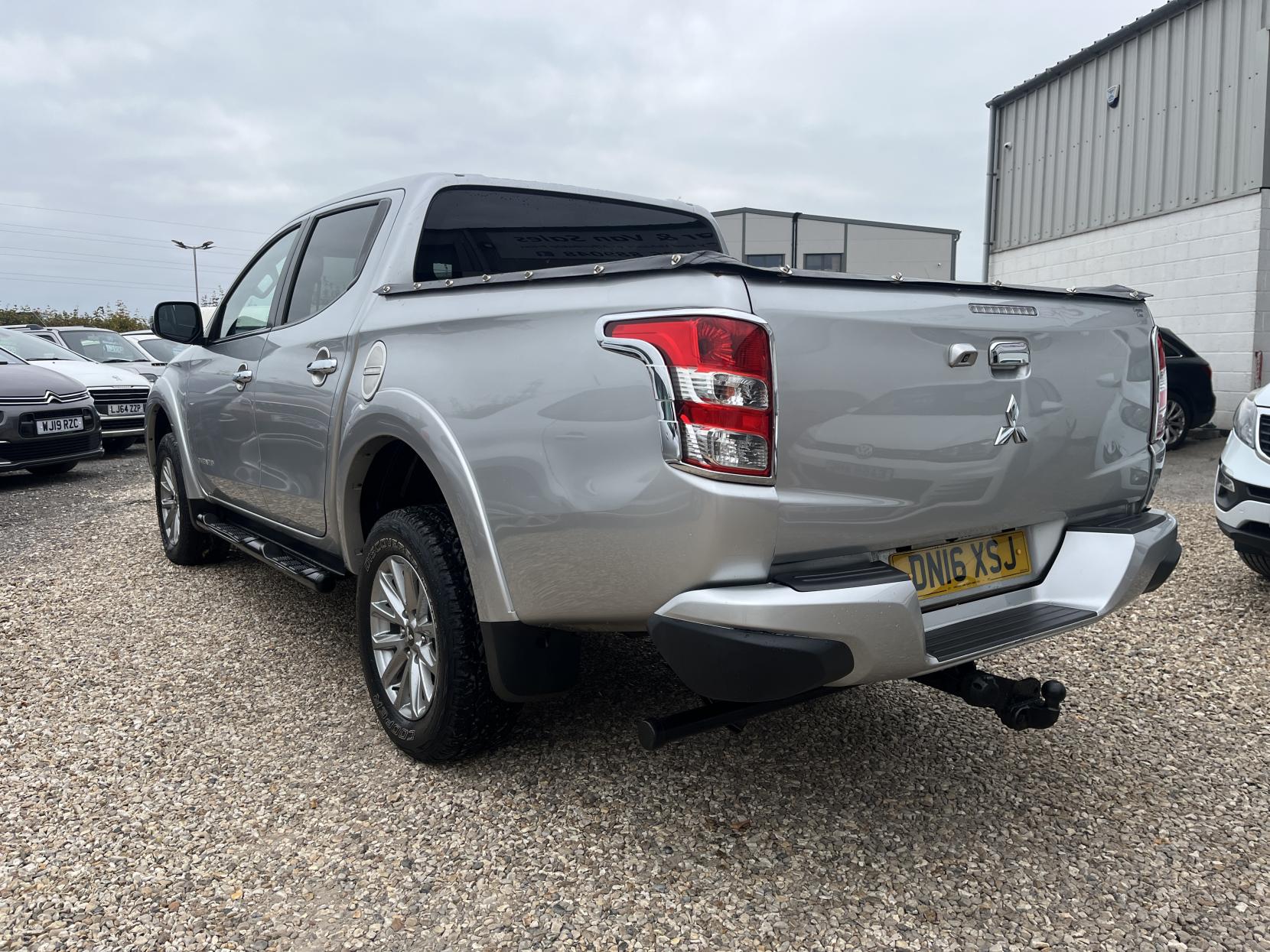 Mitsubishi L200 2.4 DI-D DC Barbarian Pickup Double Cab 4dr Diesel Auto 4WD Euro 5 (178 ps)