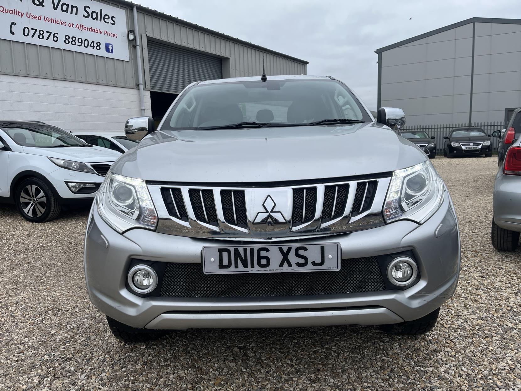 Mitsubishi L200 2.4 DI-D DC Barbarian Pickup Double Cab 4dr Diesel Auto 4WD Euro 5 (178 ps)