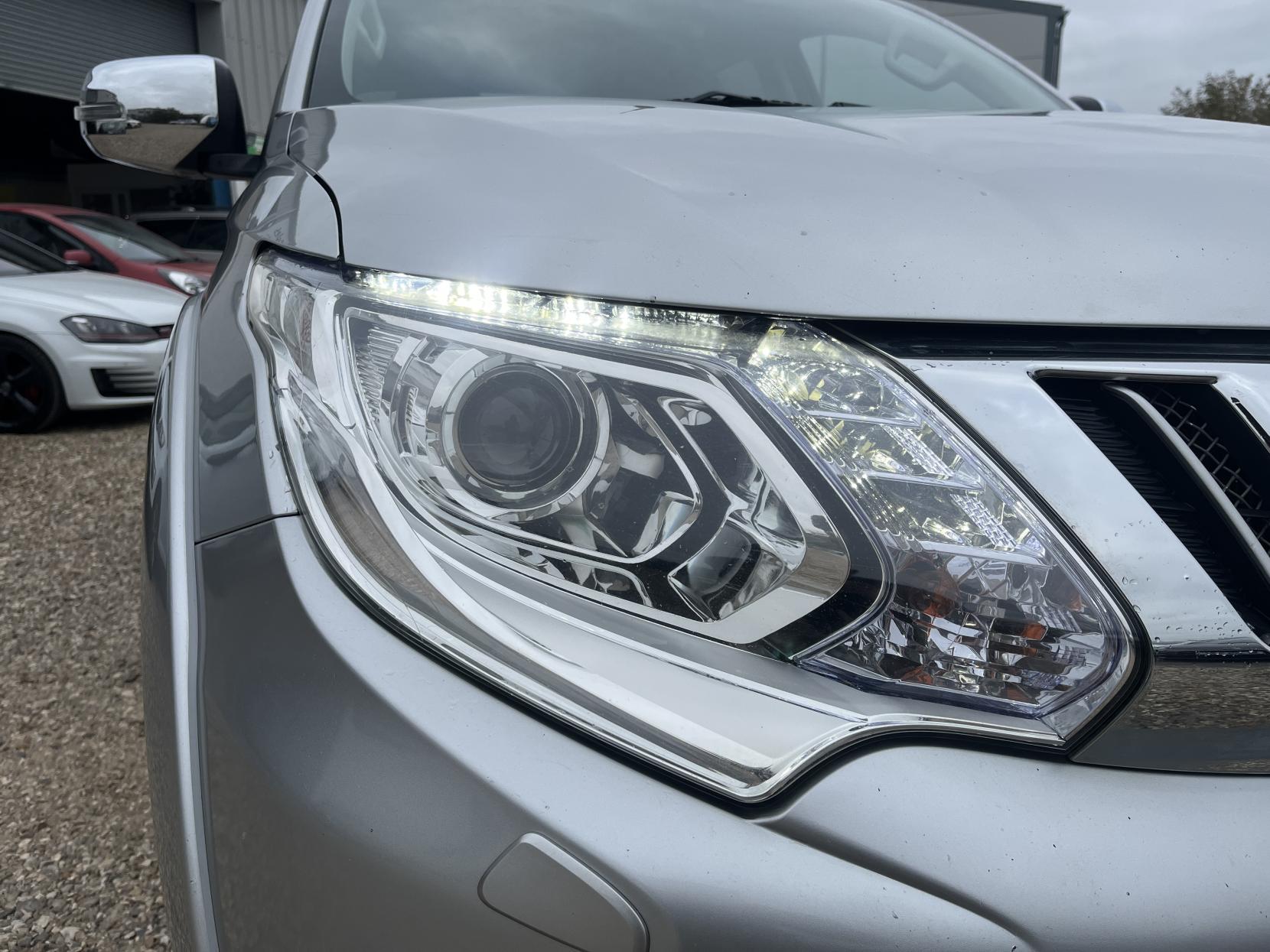 Mitsubishi L200 2.4 DI-D DC Barbarian Pickup Double Cab 4dr Diesel Auto 4WD Euro 5 (178 ps)