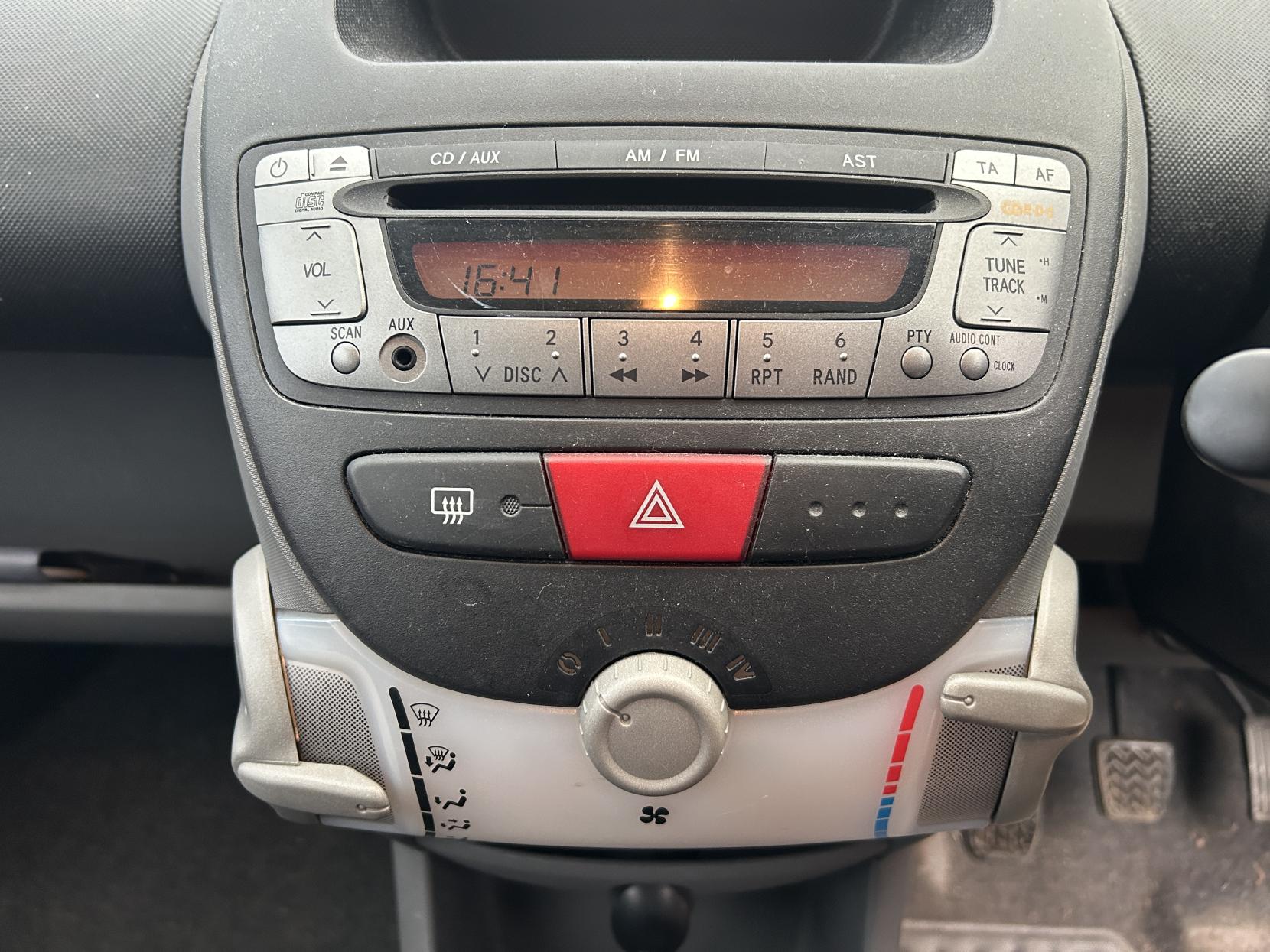 Citroen C1 1.0i Vibe Hatchback 5dr Petrol Manual Euro 4 (67 ps)