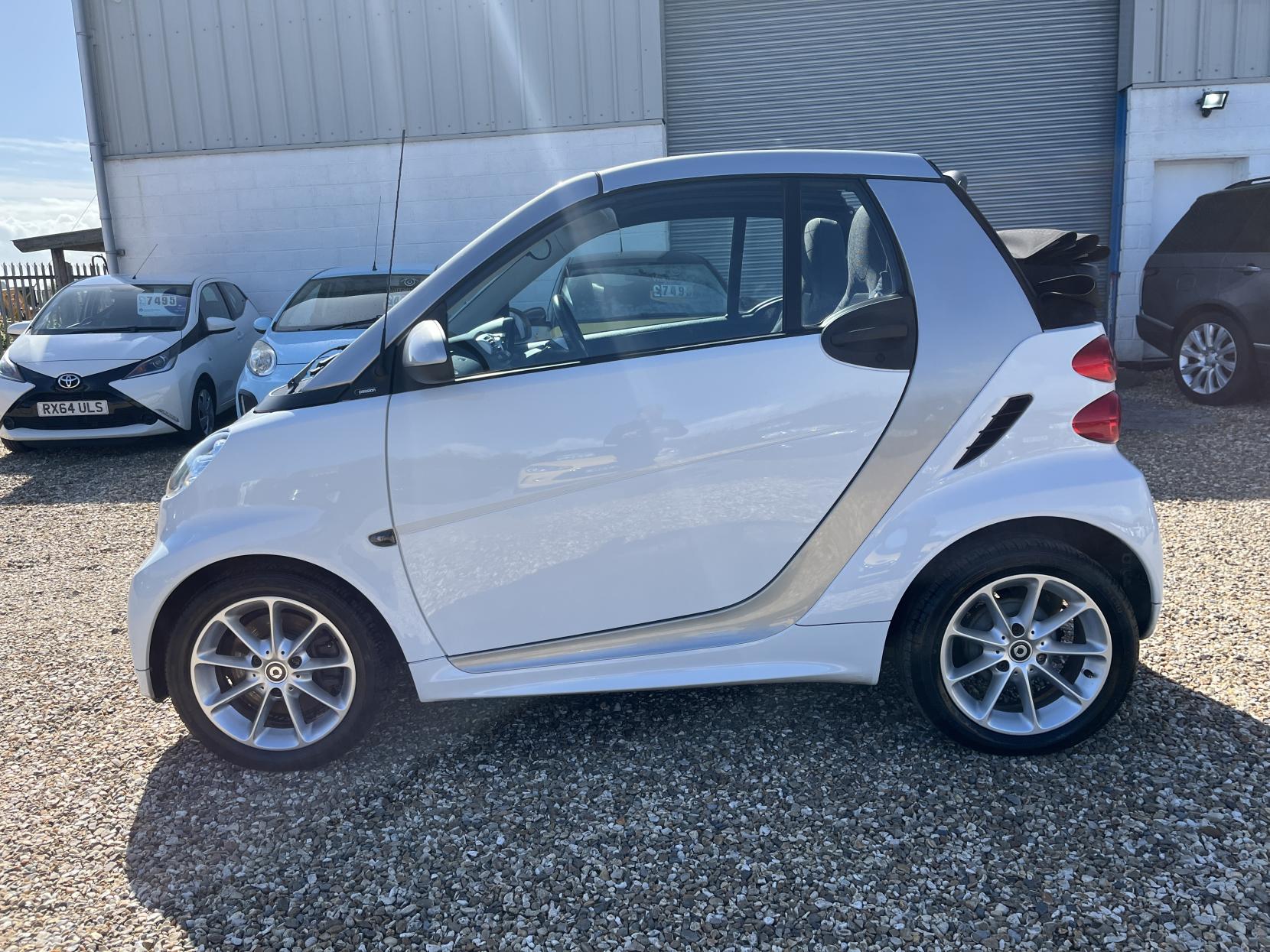 Smart fortwo 1.0 MHD Passion Cabriolet 2dr Petrol SoftTouch Euro 5 (s/s) (71 bhp)