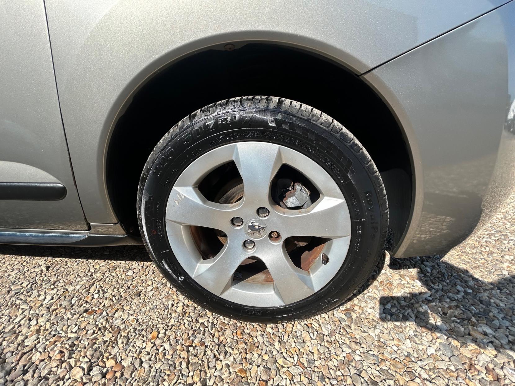 Peugeot 3008 1.6 HDi Exclusive SUV 5dr Diesel EGC Euro 4 (110 bhp)