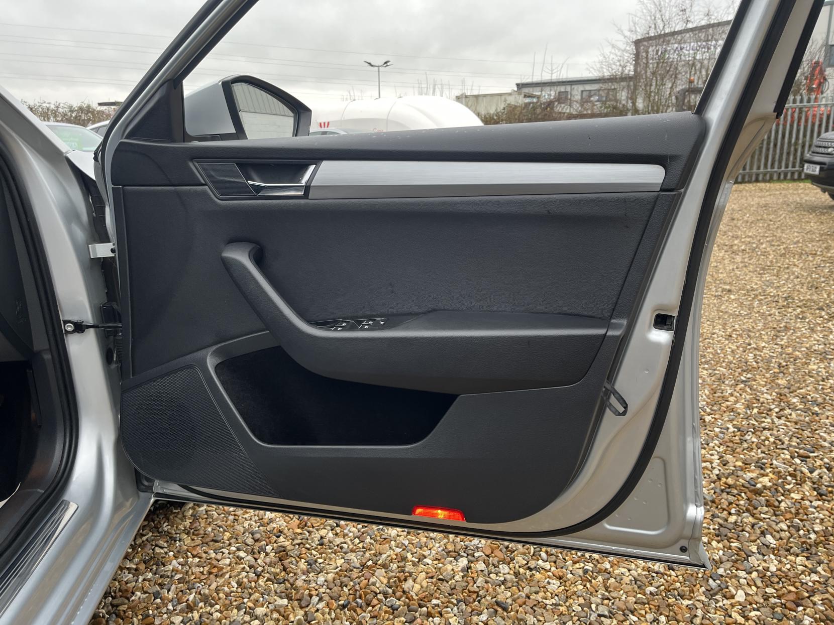 Skoda Superb 2.0 TDI SE L Executive Estate 5dr Diesel DSG Auto 6Spd Euro 6 (s/s) (150 ps)