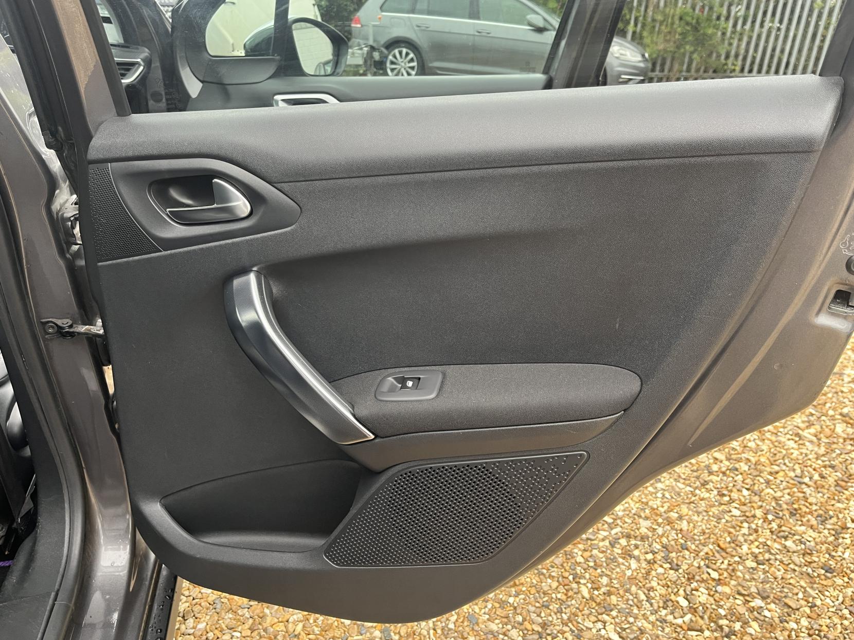 Peugeot 2008 1.6 e-HDi Allure SUV 5dr Diesel Manual Euro 5 (s/s) (92 ps)