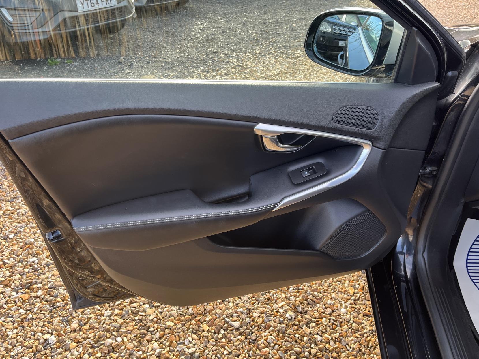 Volvo V40 1.6 D2 R-Design Hatchback 5dr Diesel Manual Euro 5 (s/s) (115 ps)