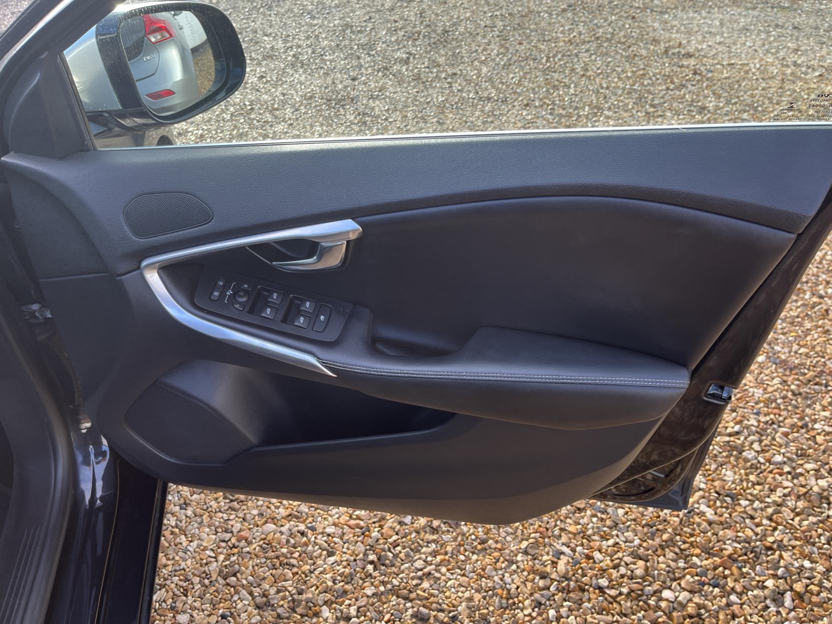 Volvo V40 1.6 D2 R-Design Hatchback 5dr Diesel Manual Euro 5 (s/s) (115 ps)