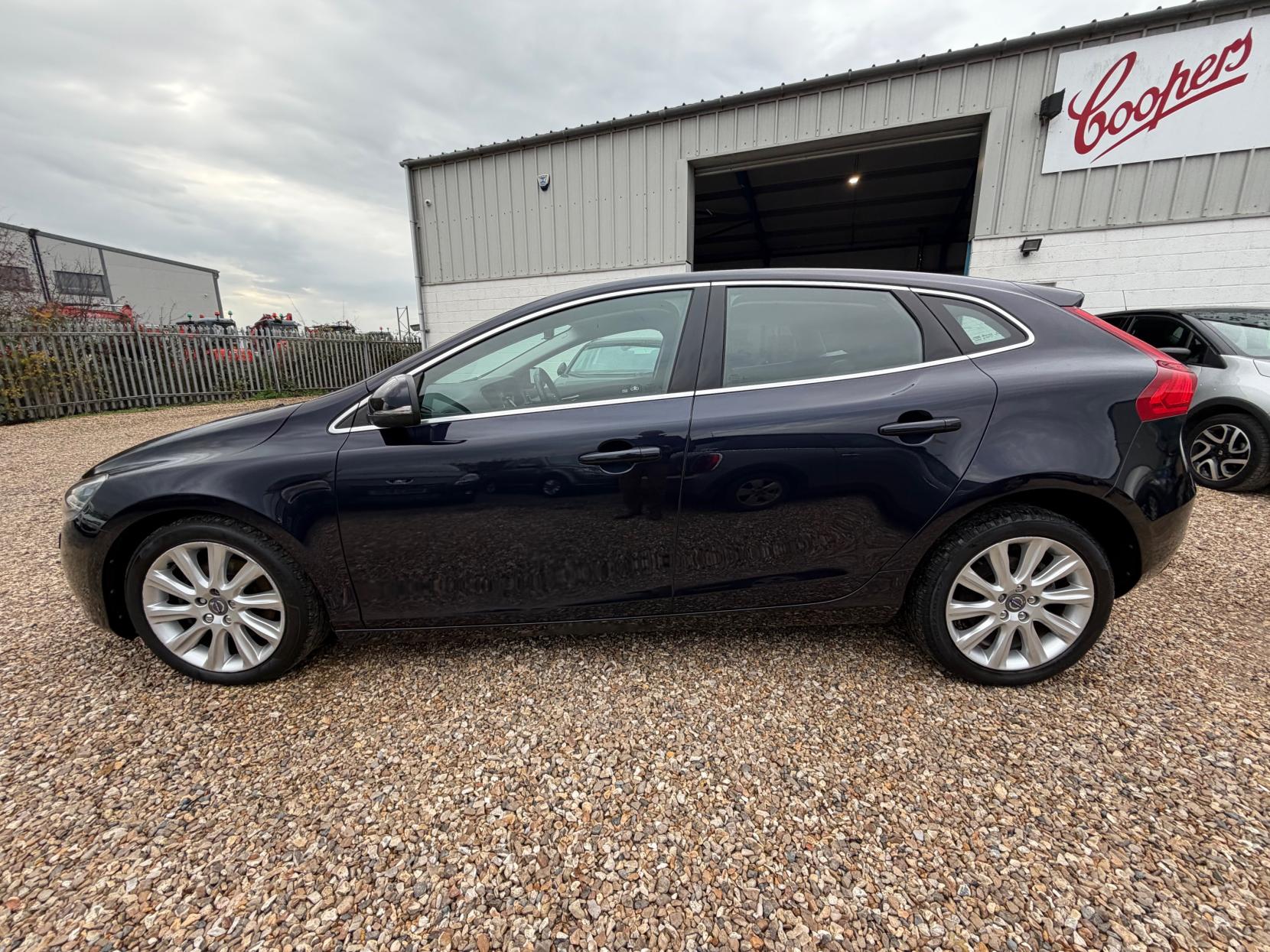 Volvo V40 2.0 D2 SE Lux Nav Hatchback 5dr Diesel Manual Euro 6 (s/s) (120 ps)