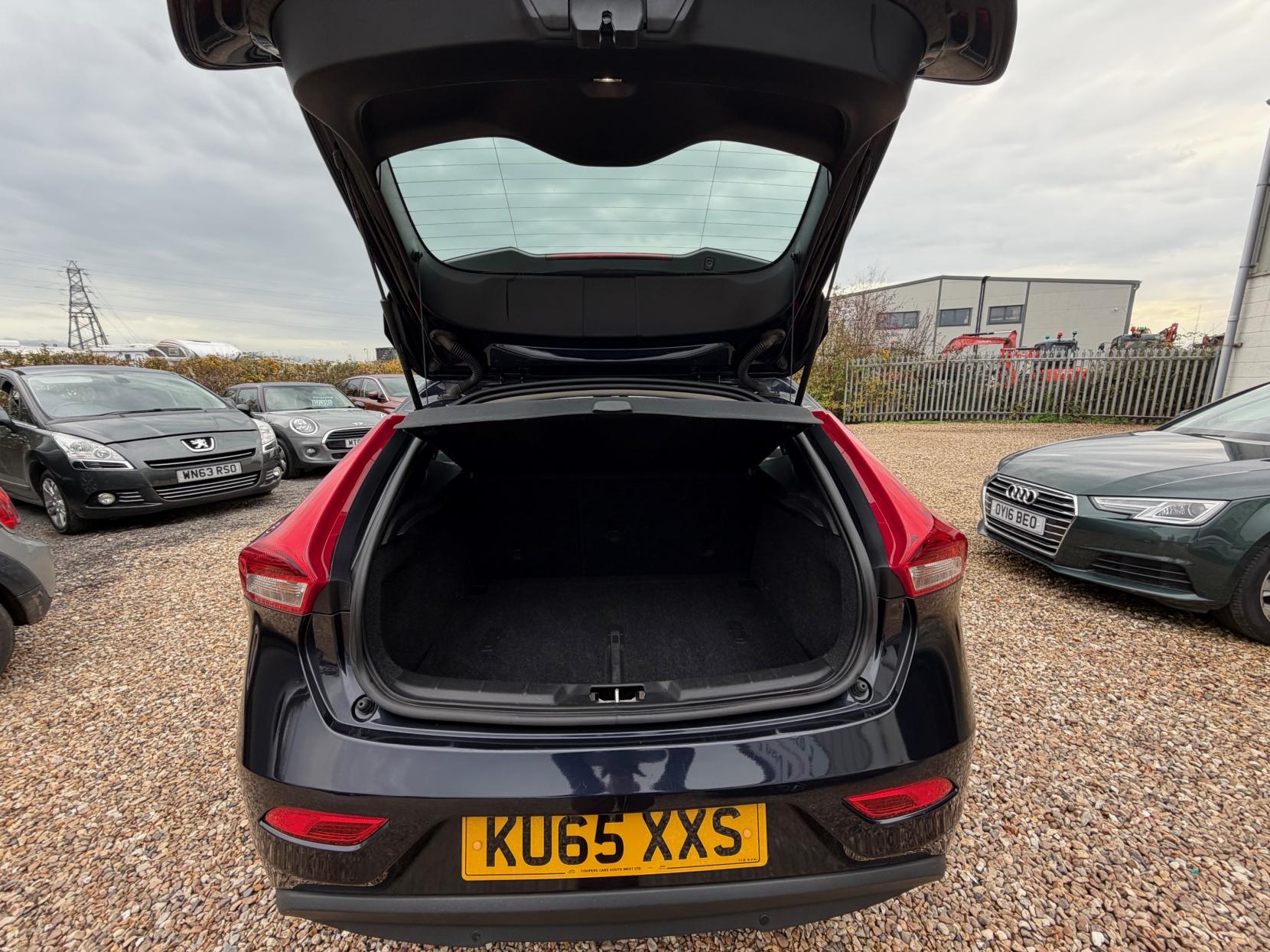 Volvo V40 2.0 D2 SE Lux Nav Hatchback 5dr Diesel Manual Euro 6 (s/s) (120 ps)