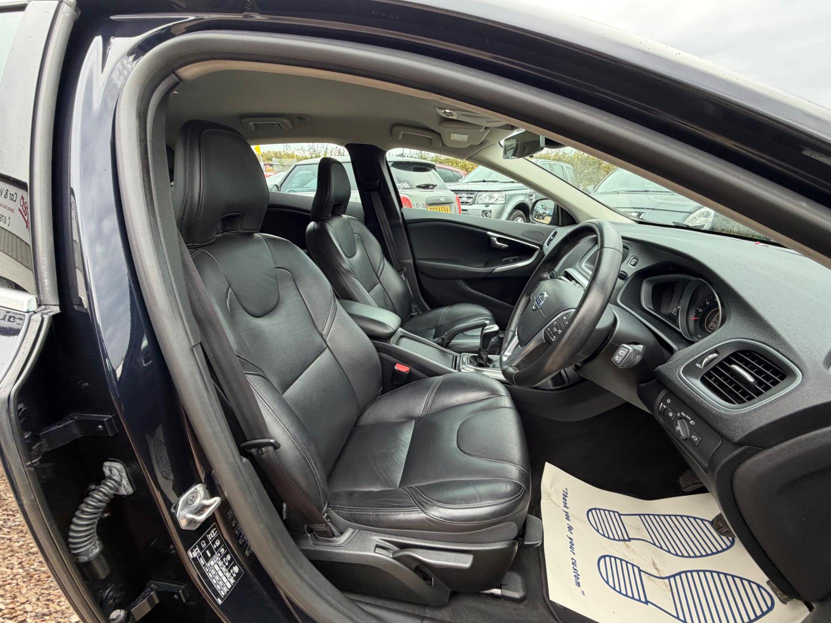 Volvo V40 2.0 D2 SE Lux Nav Hatchback 5dr Diesel Manual Euro 6 (s/s) (120 ps)