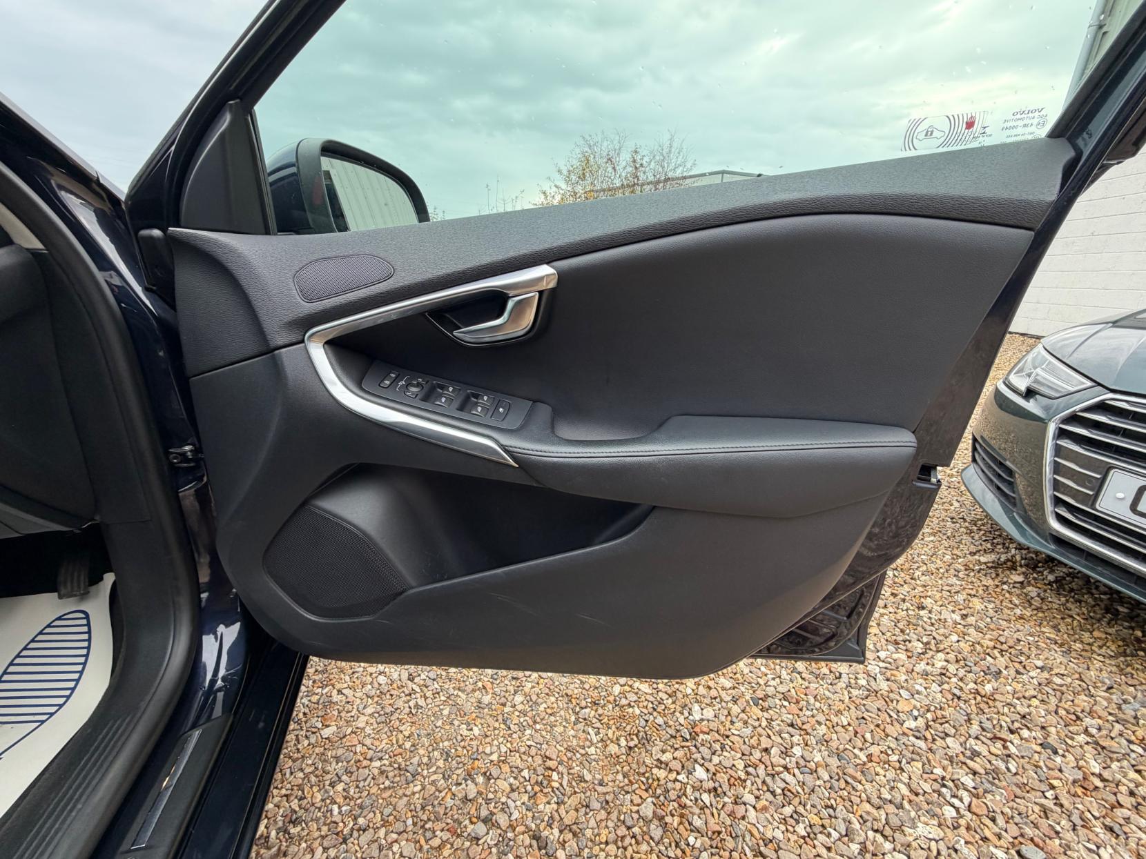 Volvo V40 2.0 D2 SE Lux Nav Hatchback 5dr Diesel Manual Euro 6 (s/s) (120 ps)