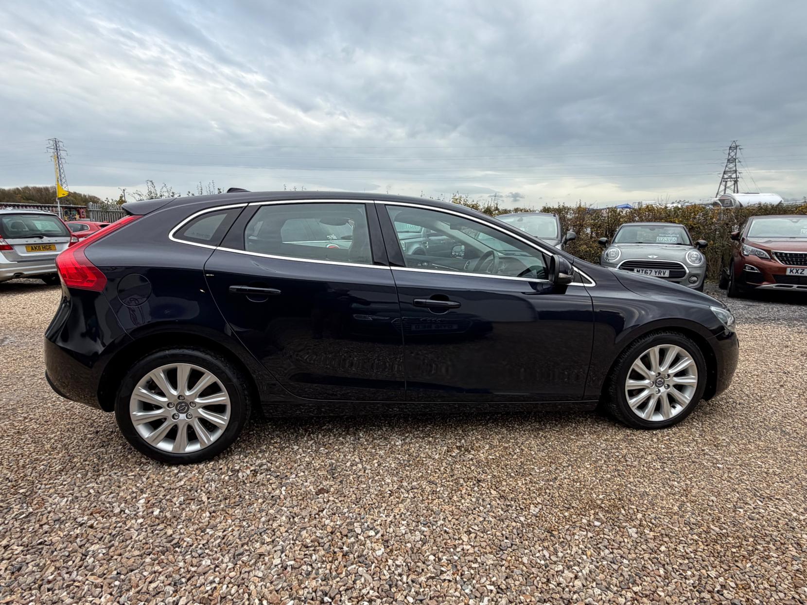 Volvo V40 2.0 D2 SE Lux Nav Hatchback 5dr Diesel Manual Euro 6 (s/s) (120 ps)