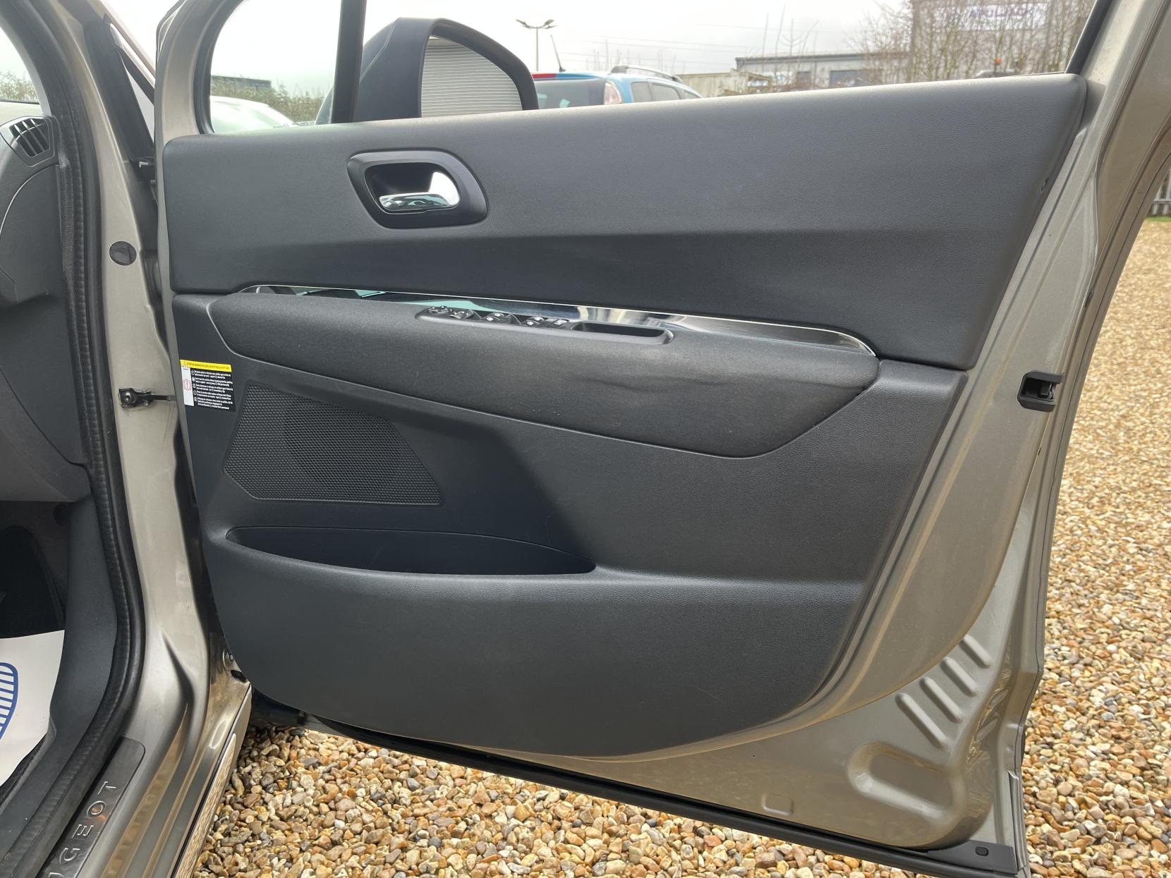 Peugeot 3008 1.6 HDi Allure SUV 5dr Diesel Manual Euro 5 (115 ps)