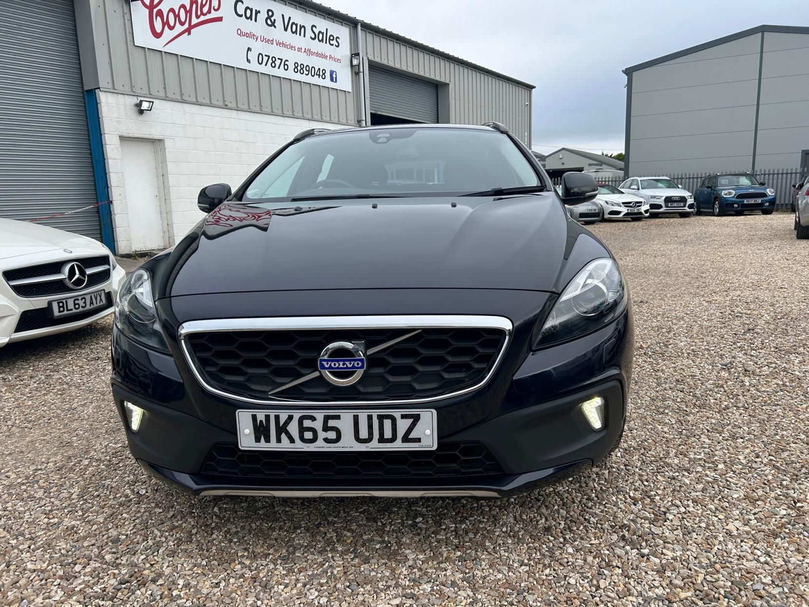 Volvo V40 Cross Country 2.0 D2 Lux Hatchback 5dr Diesel Auto Euro 6 (s/s) (120 ps)