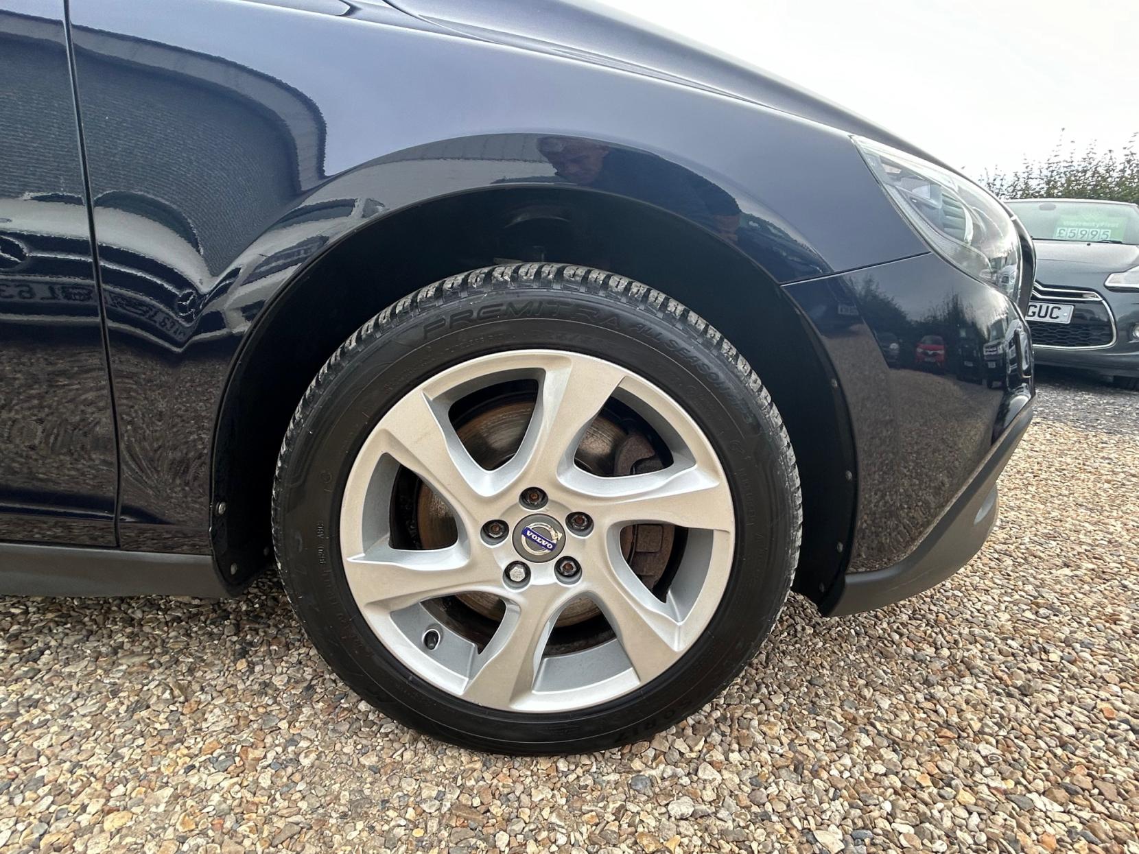 Volvo V40 Cross Country 2.0 D2 Lux Hatchback 5dr Diesel Auto Euro 6 (s/s) (120 ps)