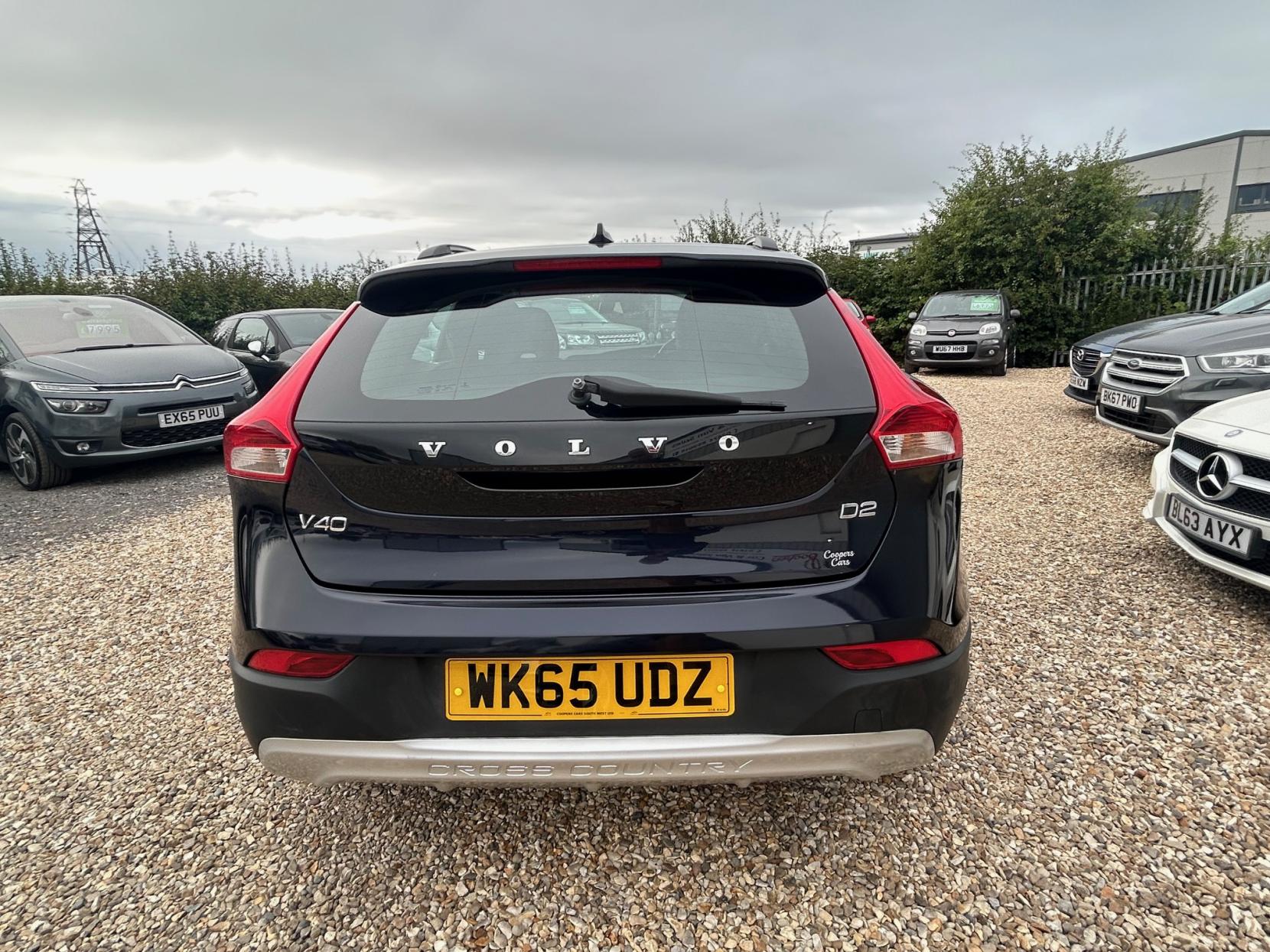 Volvo V40 Cross Country 2.0 D2 Lux Hatchback 5dr Diesel Auto Euro 6 (s/s) (120 ps)