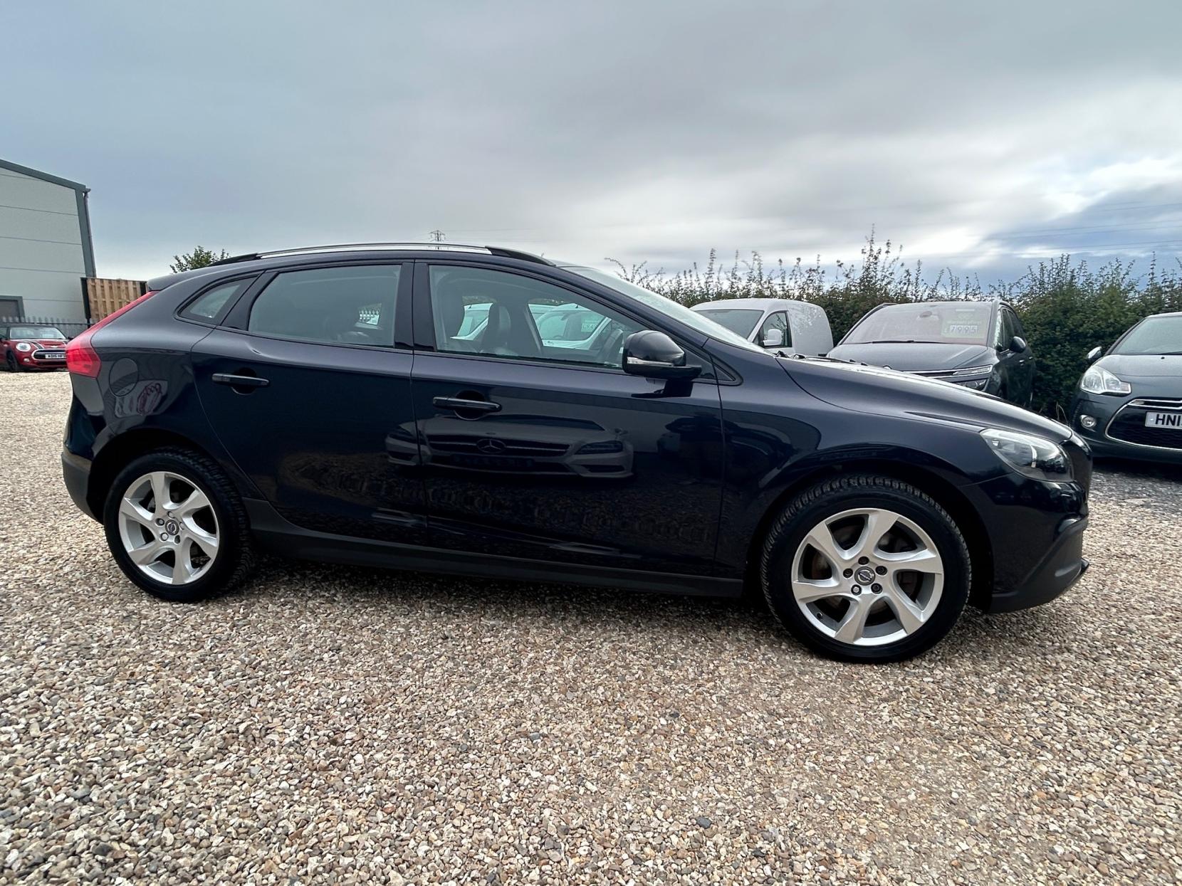 Volvo V40 Cross Country 2.0 D2 Lux Hatchback 5dr Diesel Auto Euro 6 (s/s) (120 ps)