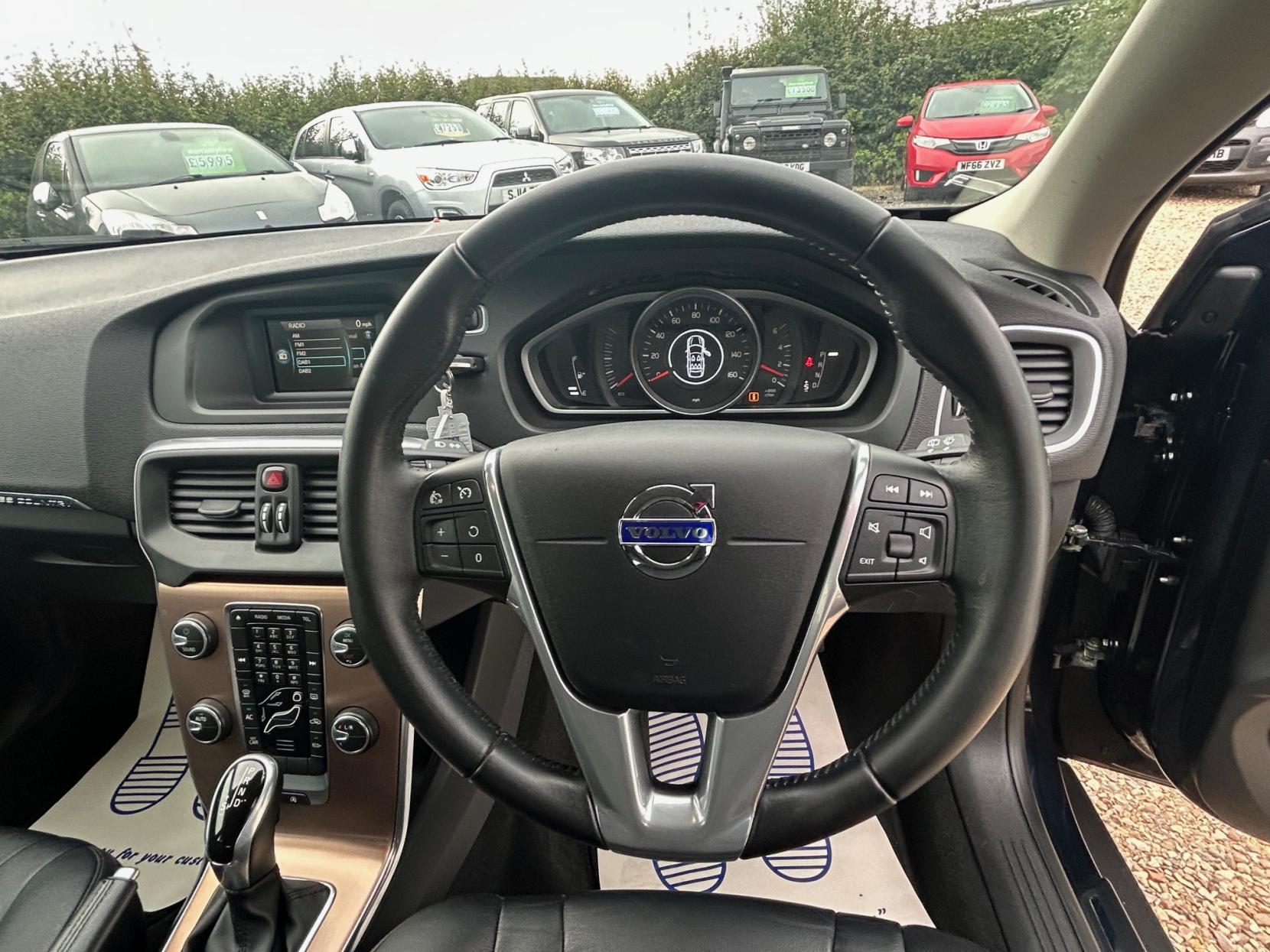 Volvo V40 Cross Country 2.0 D2 Lux Hatchback 5dr Diesel Auto Euro 6 (s/s) (120 ps)