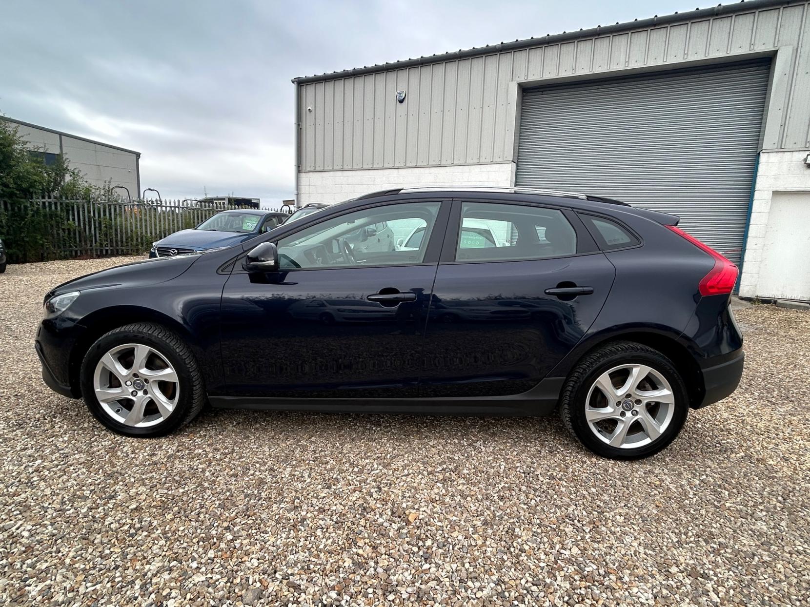 Volvo V40 Cross Country 2.0 D2 Lux Hatchback 5dr Diesel Auto Euro 6 (s/s) (120 ps)