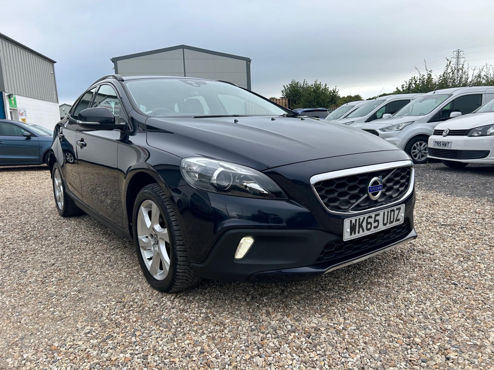 Volvo V40 Cross Country 2.0 D2 Lux Hatchback 5dr Diesel Auto Euro 6 (s/s) (120 ps)