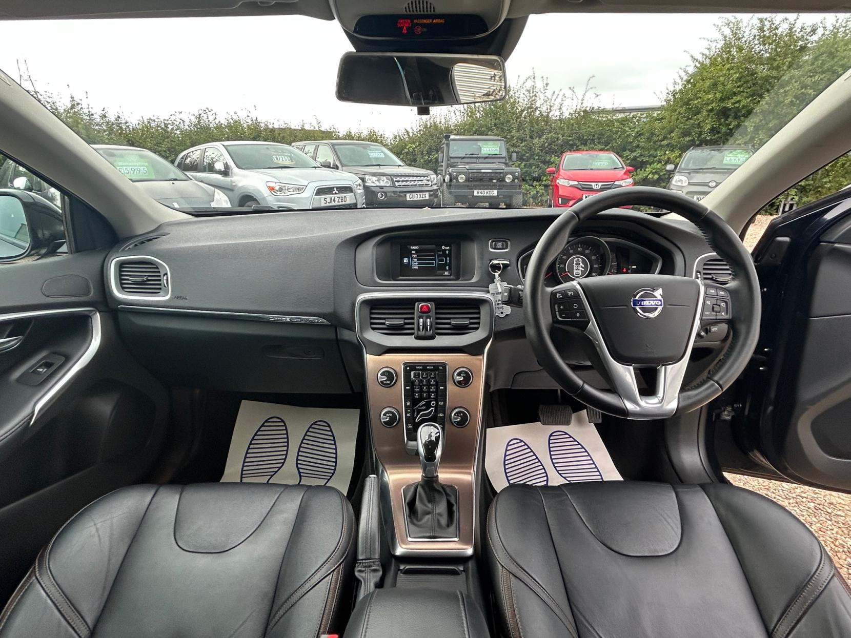 Volvo V40 Cross Country 2.0 D2 Lux Hatchback 5dr Diesel Auto Euro 6 (s/s) (120 ps)