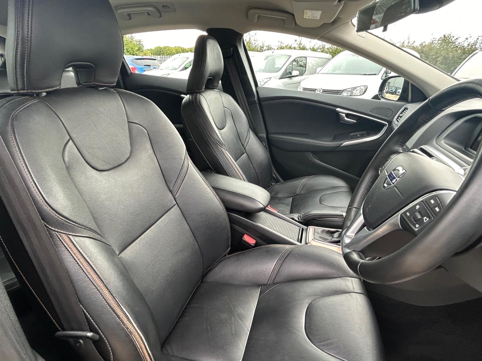 Volvo V40 Cross Country 2.0 D2 Lux Hatchback 5dr Diesel Auto Euro 6 (s/s) (120 ps)