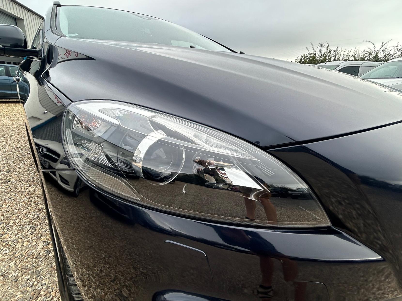Volvo V40 Cross Country 2.0 D2 Lux Hatchback 5dr Diesel Auto Euro 6 (s/s) (120 ps)