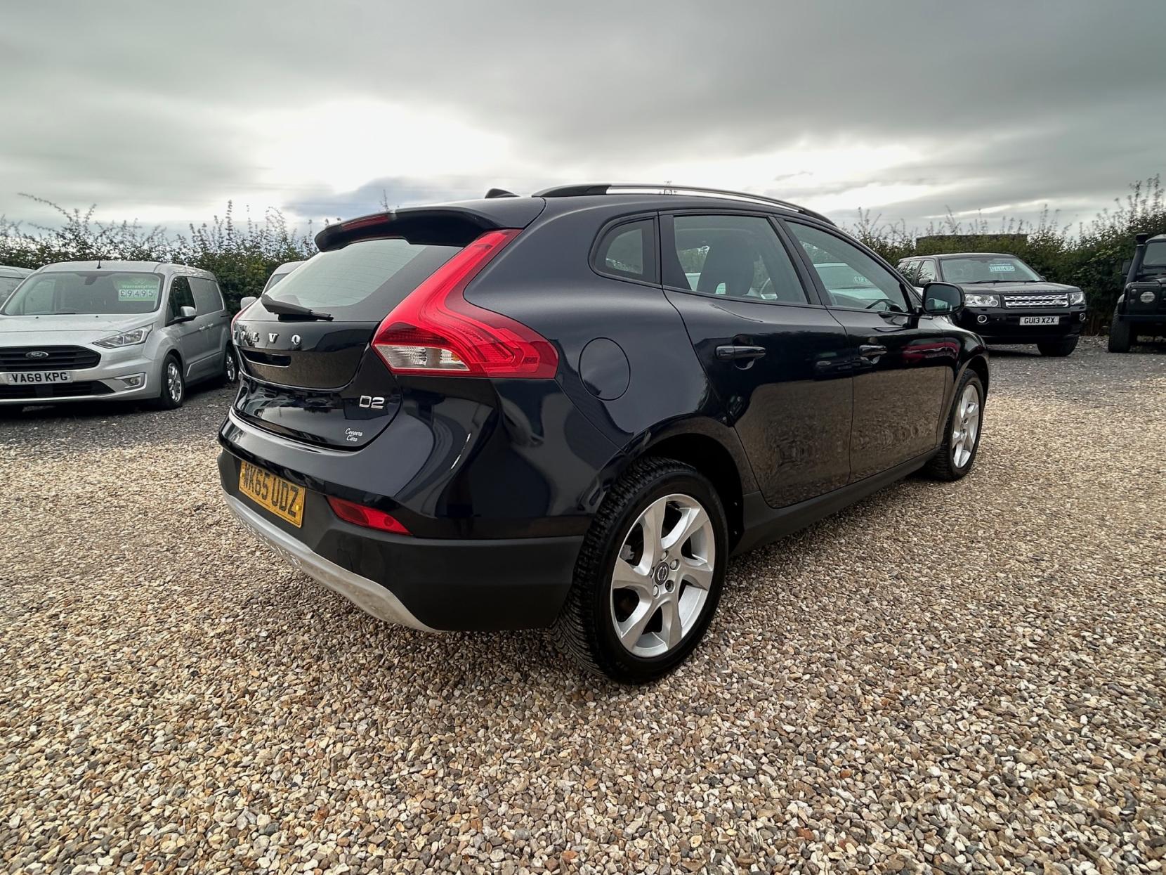 Volvo V40 Cross Country 2.0 D2 Lux Hatchback 5dr Diesel Auto Euro 6 (s/s) (120 ps)