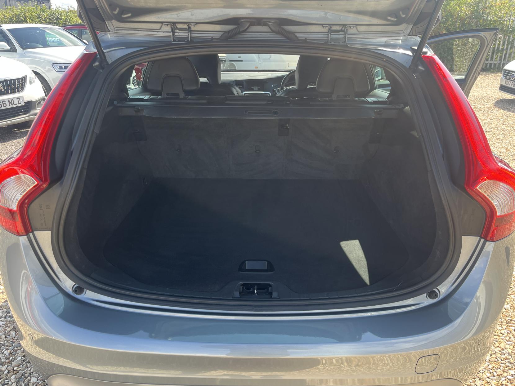 Volvo V60 2.0 T4 R-Design Nav Estate 5dr Petrol Manual Euro 6 (s/s) (190 ps)