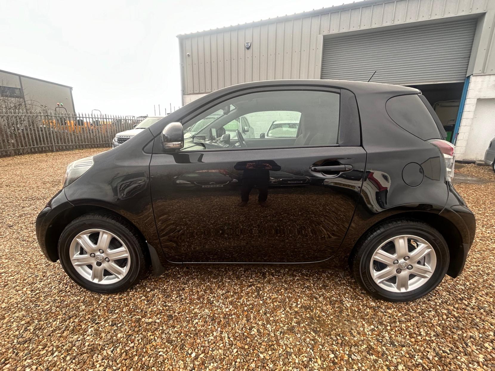 Toyota iQ 1.0 VVT-i 2 Hatchback 3dr Petrol Multidrive Euro 4 (68 bhp)