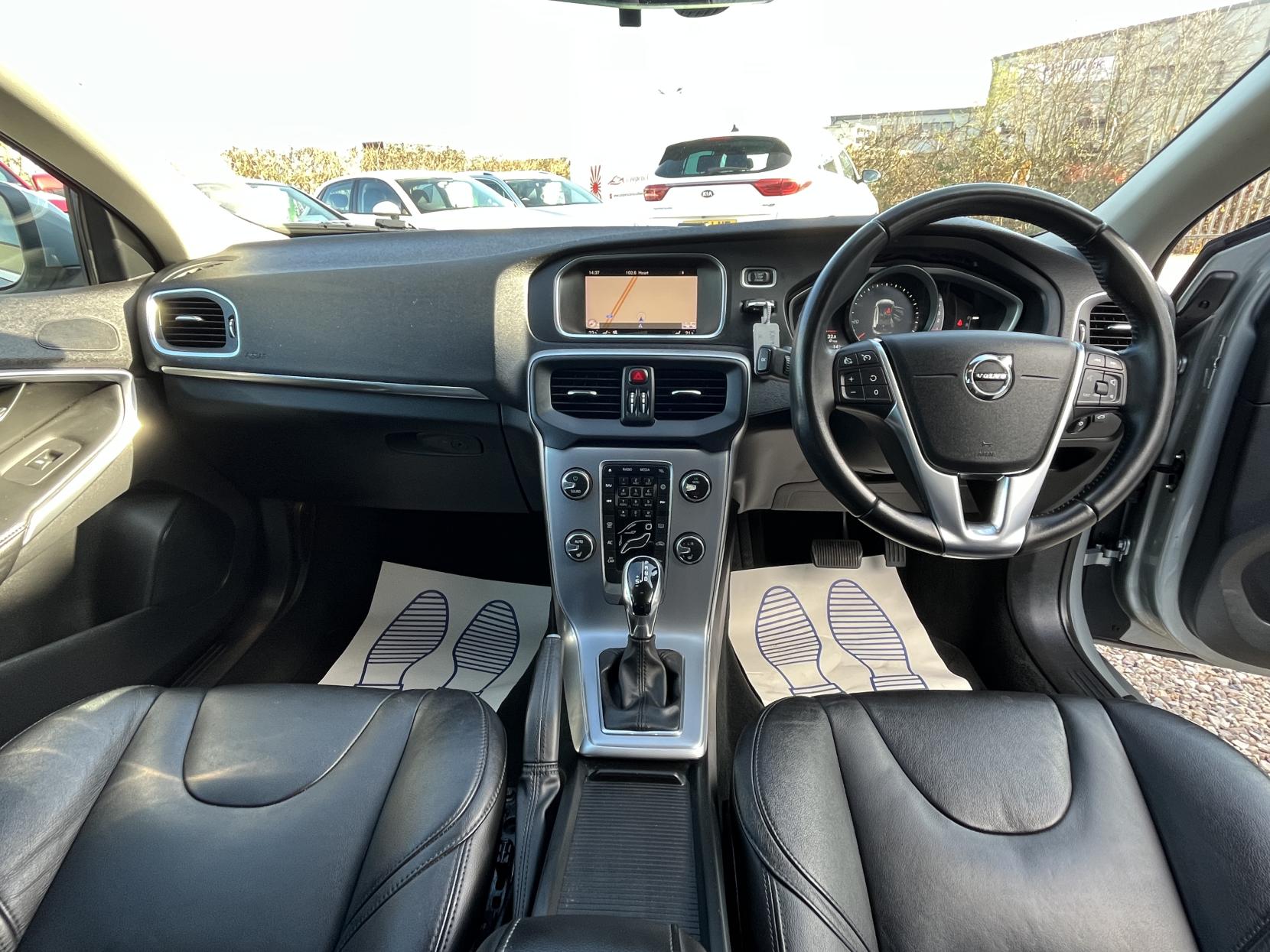 Volvo V40 2.0 D3 Inscription Hatchback 5dr Diesel Auto Euro 6 (s/s) (150 ps)