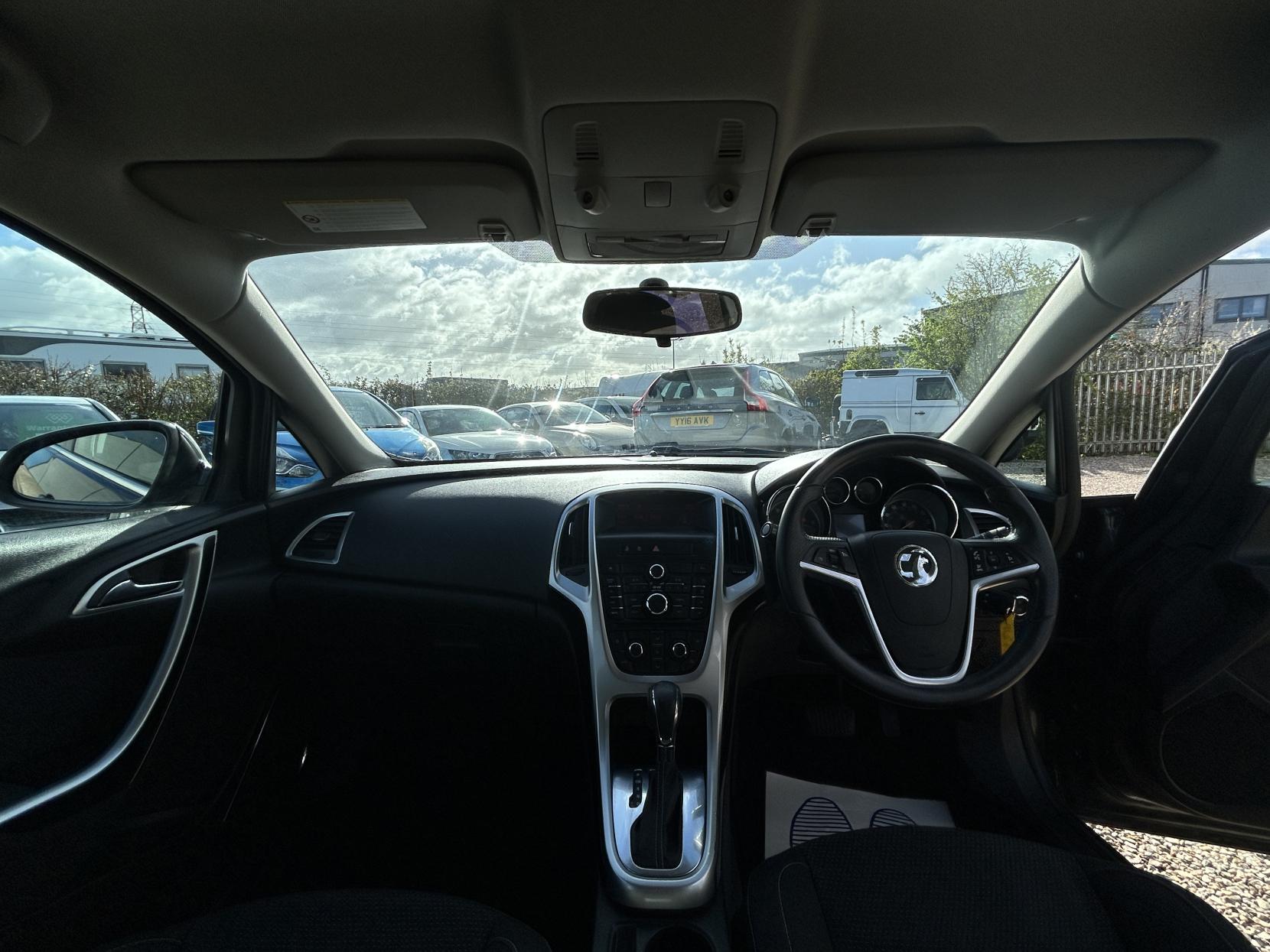 Vauxhall Astra 2.0 CDTi SRi Hatchback 5dr Diesel Auto Euro 5 (165 ps)