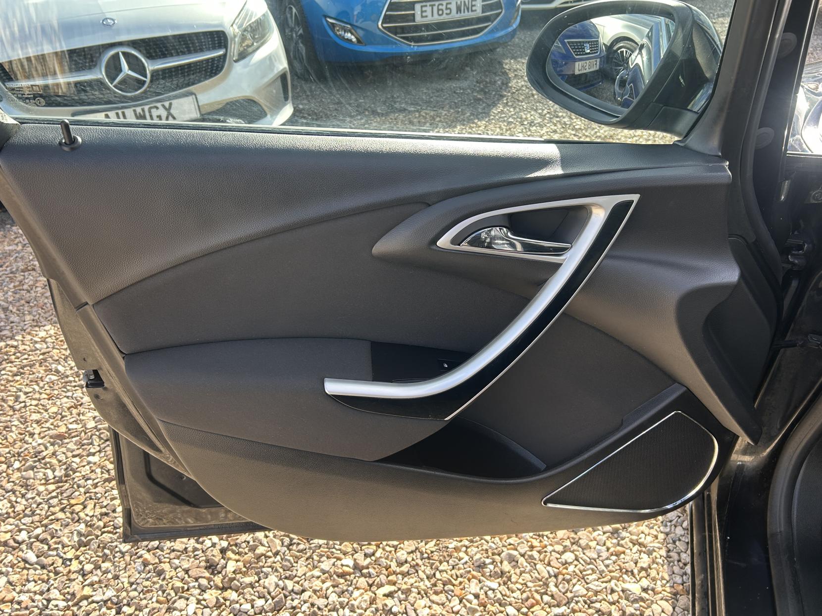 Vauxhall Astra 2.0 CDTi SRi Hatchback 5dr Diesel Auto Euro 5 (165 ps)