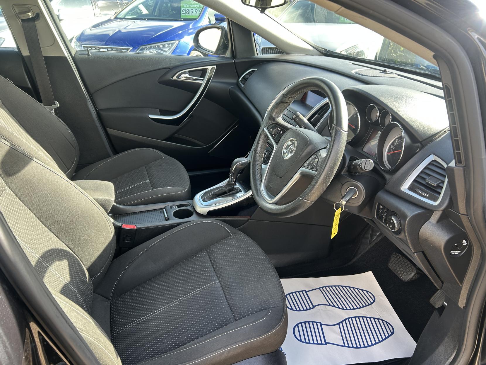 Vauxhall Astra 2.0 CDTi SRi Hatchback 5dr Diesel Auto Euro 5 (165 ps)