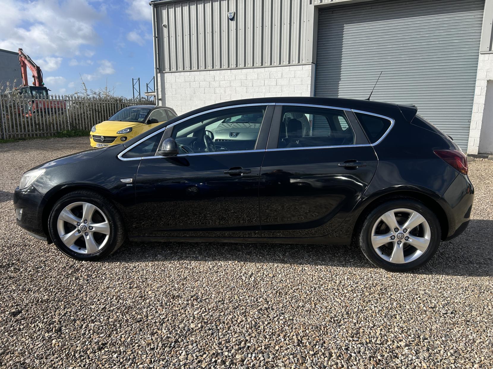 Vauxhall Astra 2.0 CDTi SRi Hatchback 5dr Diesel Auto Euro 5 (165 ps)