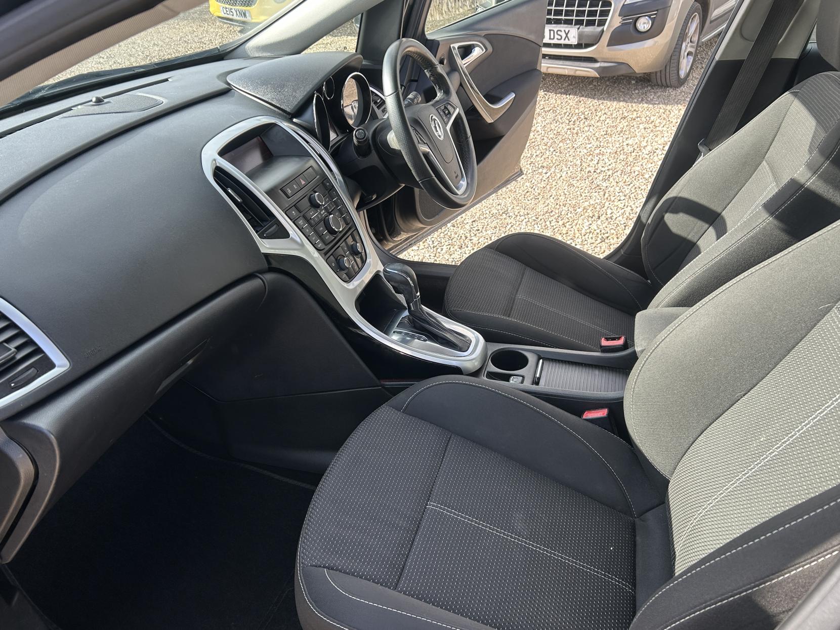 Vauxhall Astra 2.0 CDTi SRi Hatchback 5dr Diesel Auto Euro 5 (165 ps)