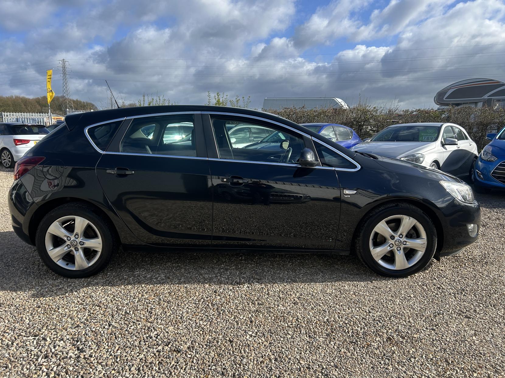 Vauxhall Astra 2.0 CDTi SRi Hatchback 5dr Diesel Auto Euro 5 (165 ps)