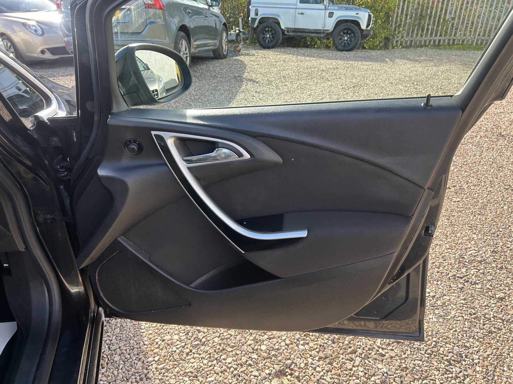 Vauxhall Astra 2.0 CDTi SRi Hatchback 5dr Diesel Auto Euro 5 (165 ps)