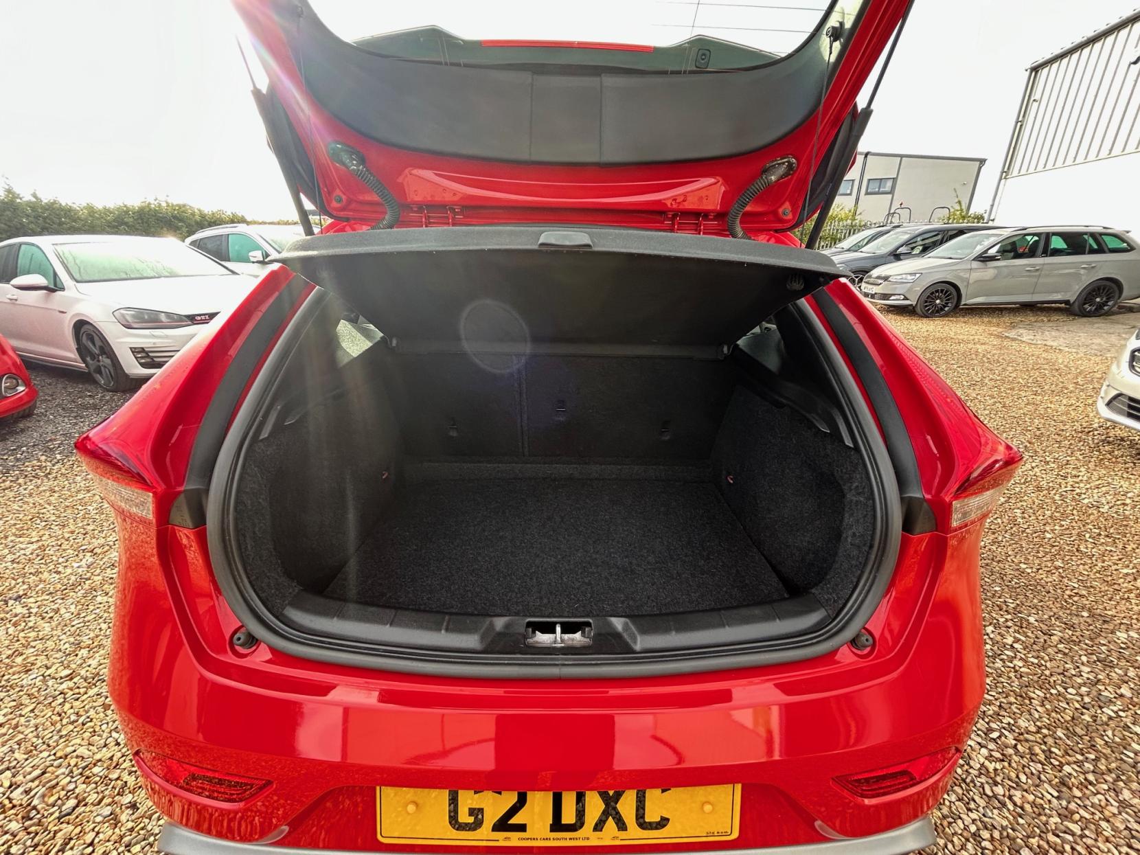 Volvo V40 1.6 T2 R-Design Nav Hatchback 5dr Petrol Manual Euro 5 (s/s) (120 ps)