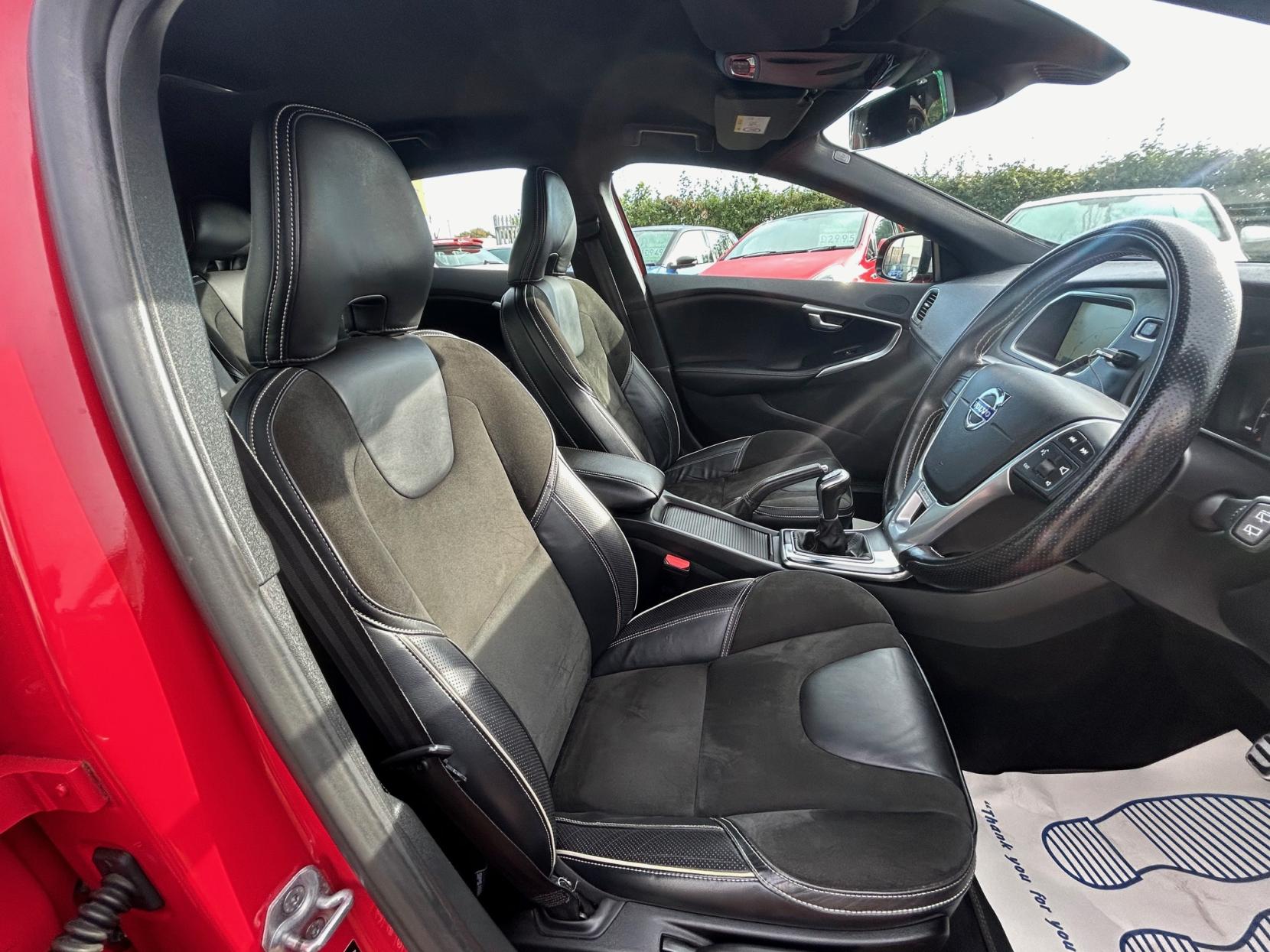 Volvo V40 1.6 T2 R-Design Nav Hatchback 5dr Petrol Manual Euro 5 (s/s) (120 ps)