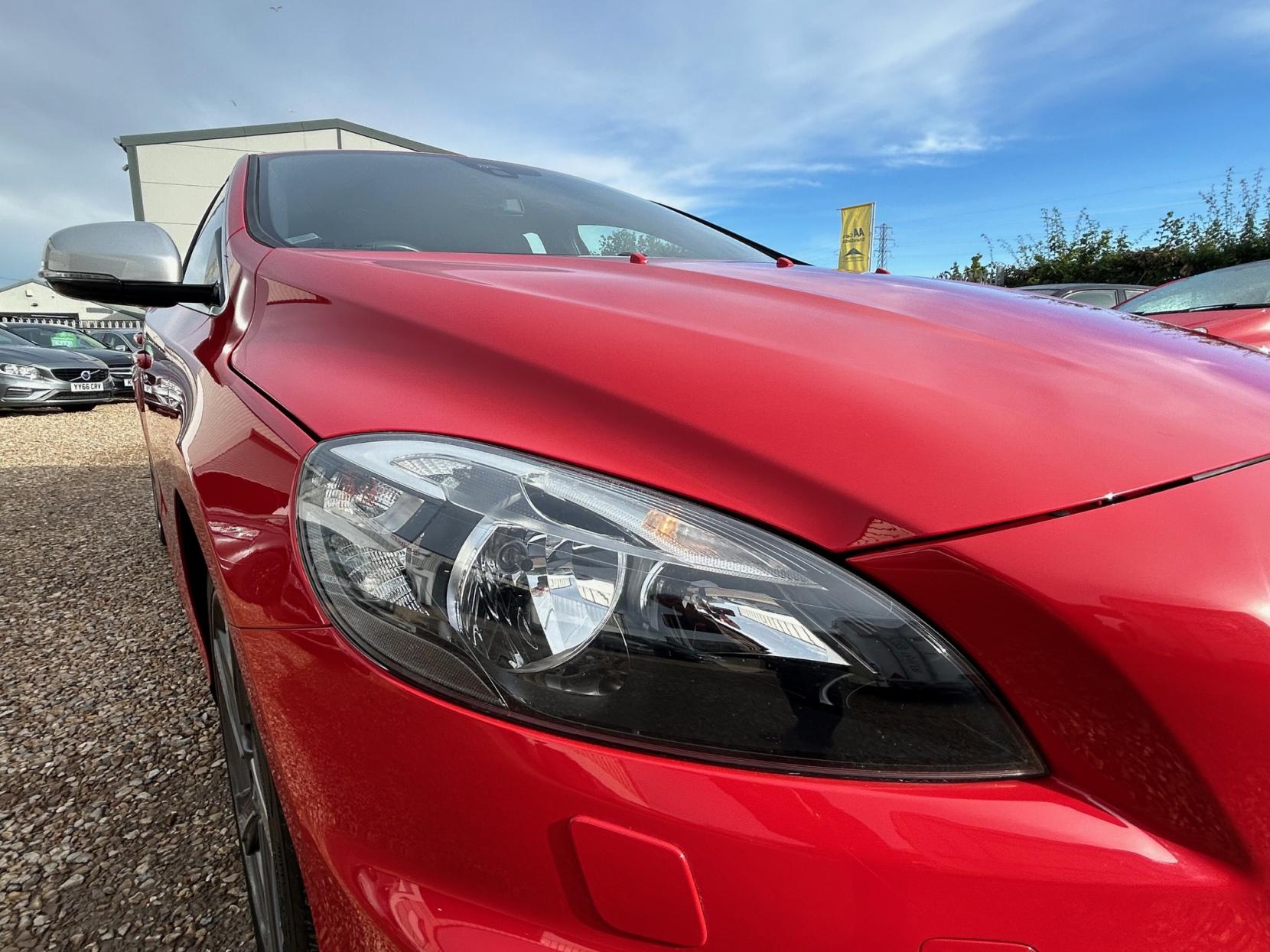 Volvo V40 1.6 T2 R-Design Nav Hatchback 5dr Petrol Manual Euro 5 (s/s) (120 ps)