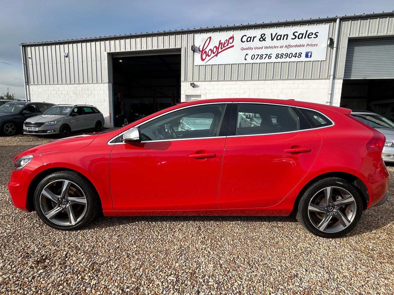 Volvo V40 1.6 T2 R-Design Nav Hatchback 5dr Petrol Manual Euro 5 (s/s) (120 ps)
