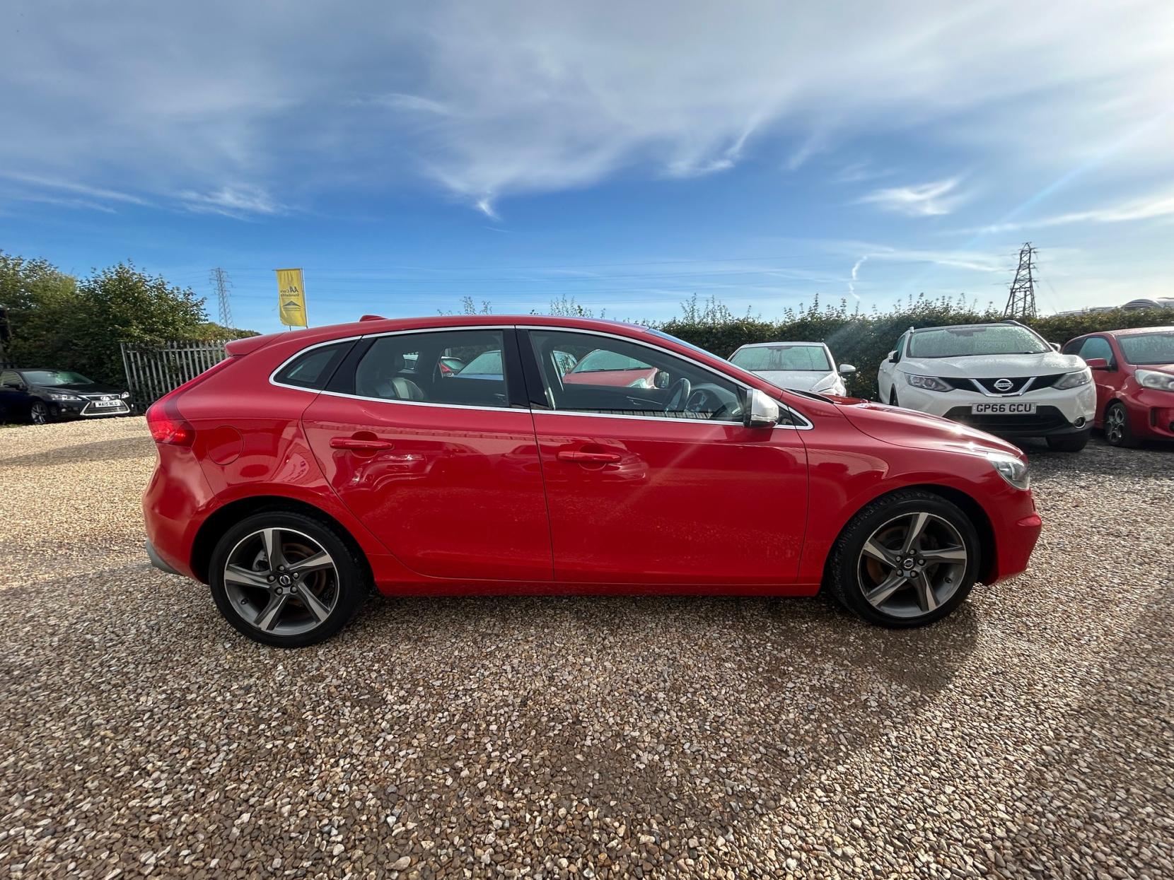 Volvo V40 1.6 T2 R-Design Nav Hatchback 5dr Petrol Manual Euro 5 (s/s) (120 ps)