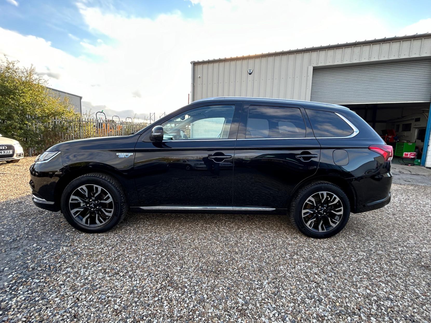 Mitsubishi Outlander 2.0h 12kWh 4h SUV 5dr Petrol Plug-in Hybrid CVT 4WD Euro 6 (s/s) (200 ps)