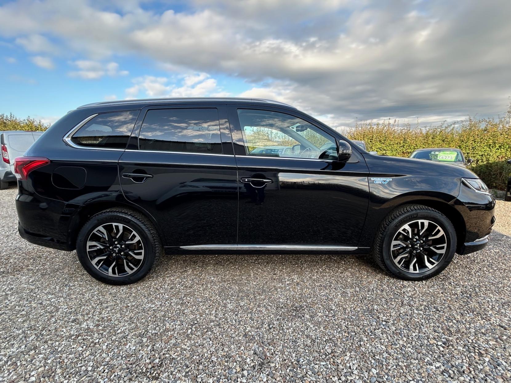 Mitsubishi Outlander 2.0h 12kWh 4h SUV 5dr Petrol Plug-in Hybrid CVT 4WD Euro 6 (s/s) (200 ps)