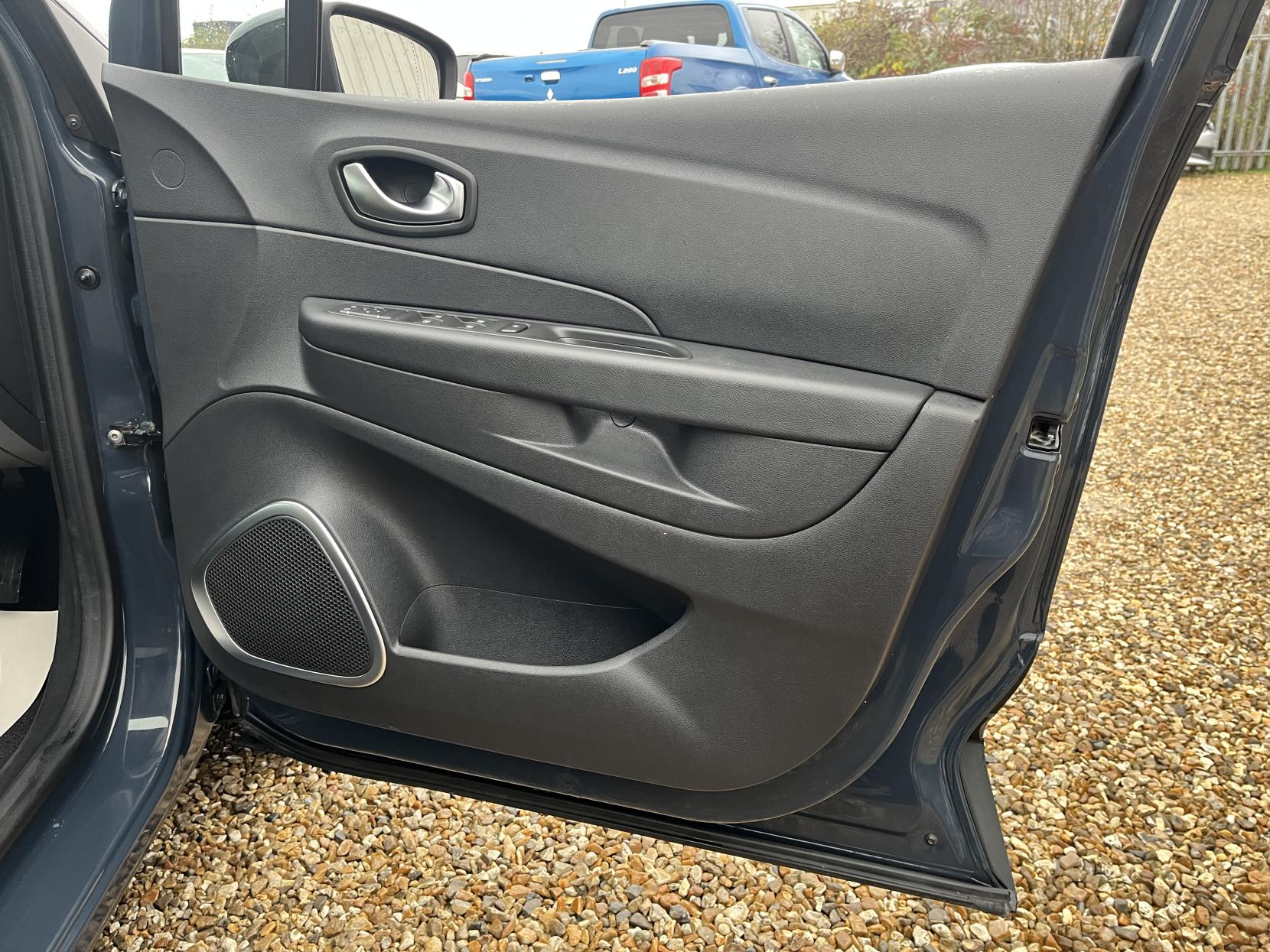 Renault Captur 1.5 dCi ENERGY Iconic SUV 5dr Diesel EDC Euro 6 (s/s) (90 ps)