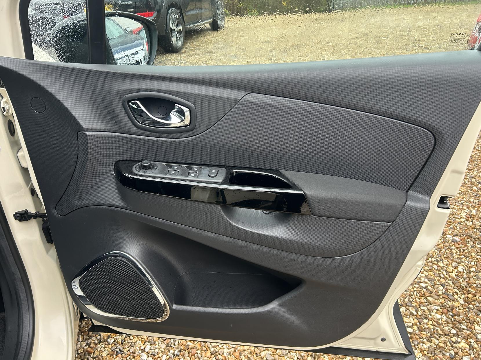 Renault Captur 1.5 dCi ENERGY Dynamique S MediaNav SUV 5dr Diesel Manual Euro 5 (s/s) (90 ps)