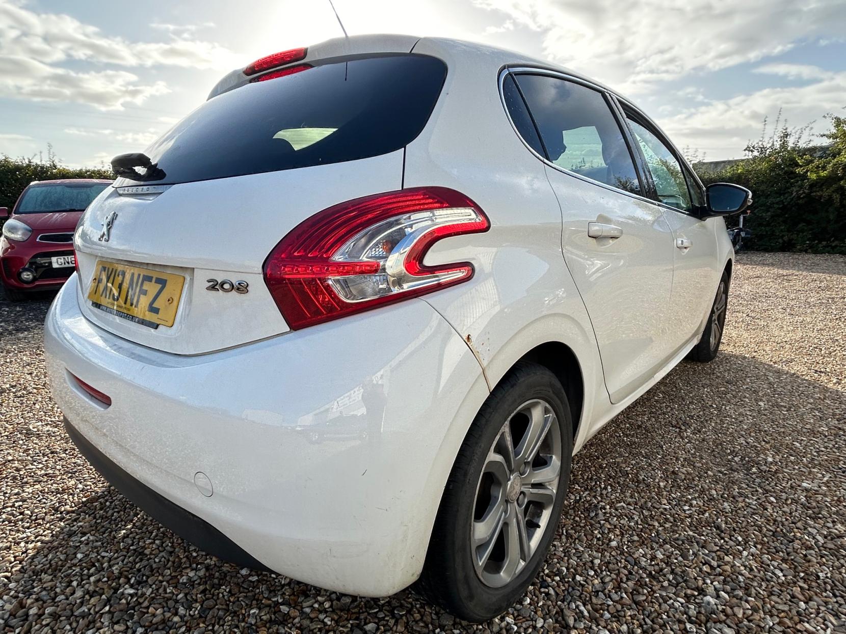 Peugeot 208 1.2 VTi Allure Hatchback 5dr Petrol Manual Euro 5 (82 ps)