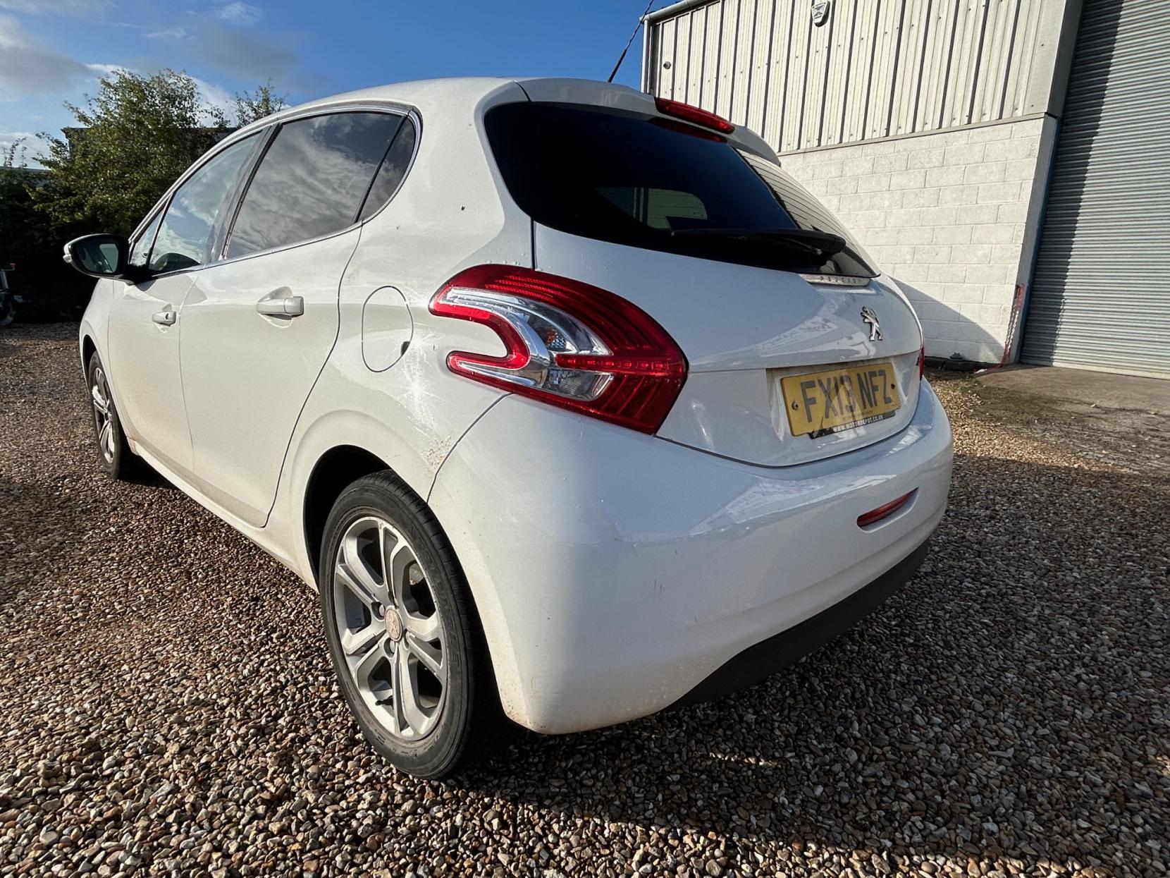 Peugeot 208 1.2 VTi Allure Hatchback 5dr Petrol Manual Euro 5 (82 ps)