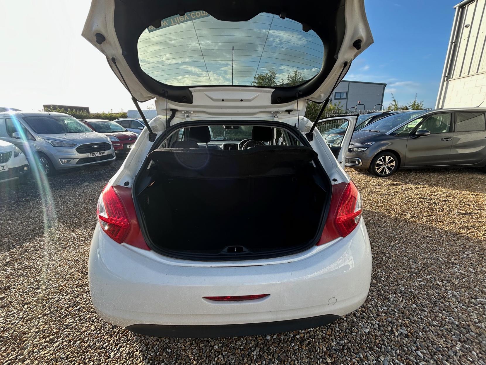 Peugeot 208 1.2 VTi Allure Hatchback 5dr Petrol Manual Euro 5 (82 ps)